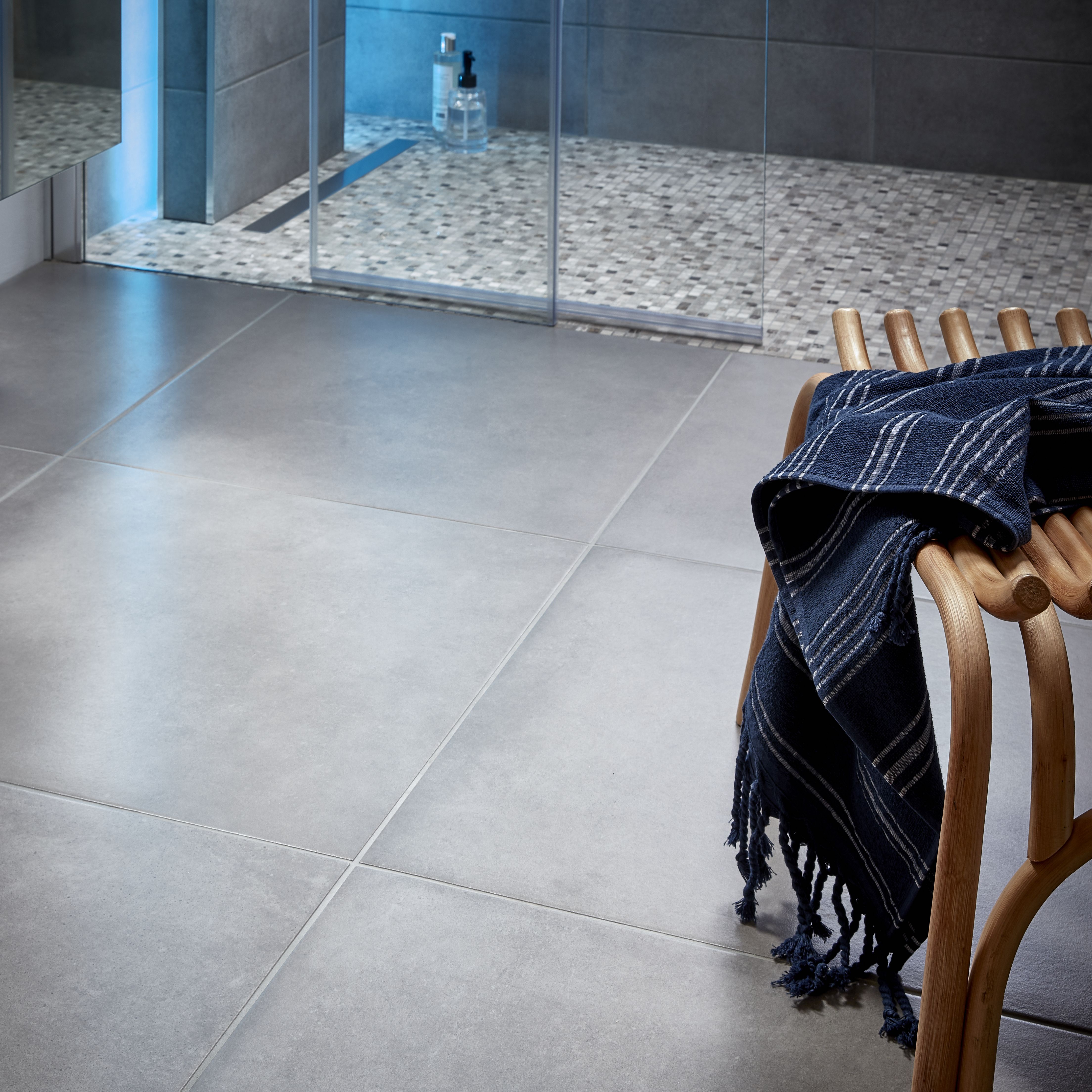 Konkrete Grey Concrete effect Porcelain Wall & floor tile, Pack of 4, (L)616mm (W)616mm