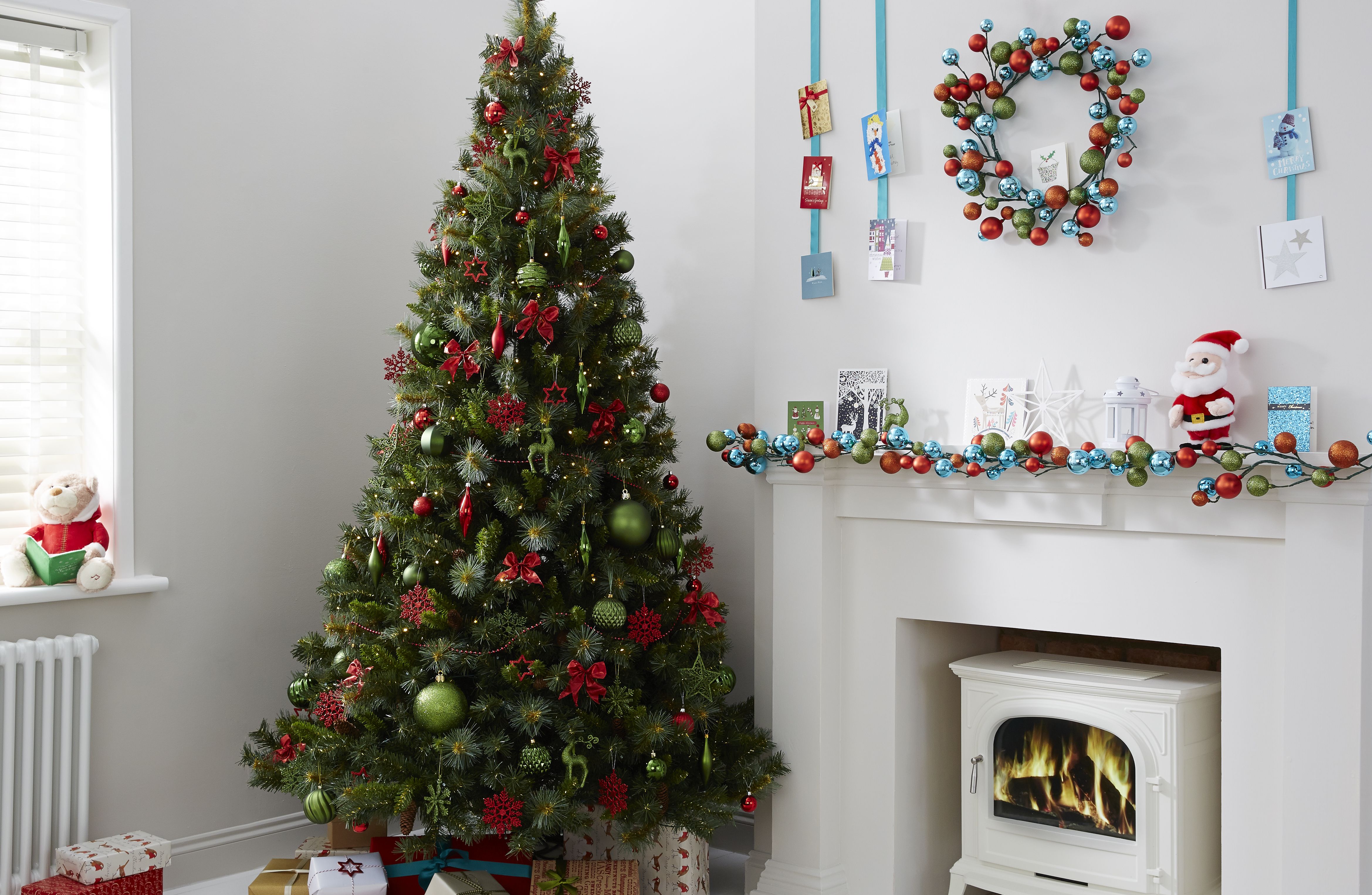 Buyer's guide to artificial Christmas trees Help & Ideas DIY at B&Q