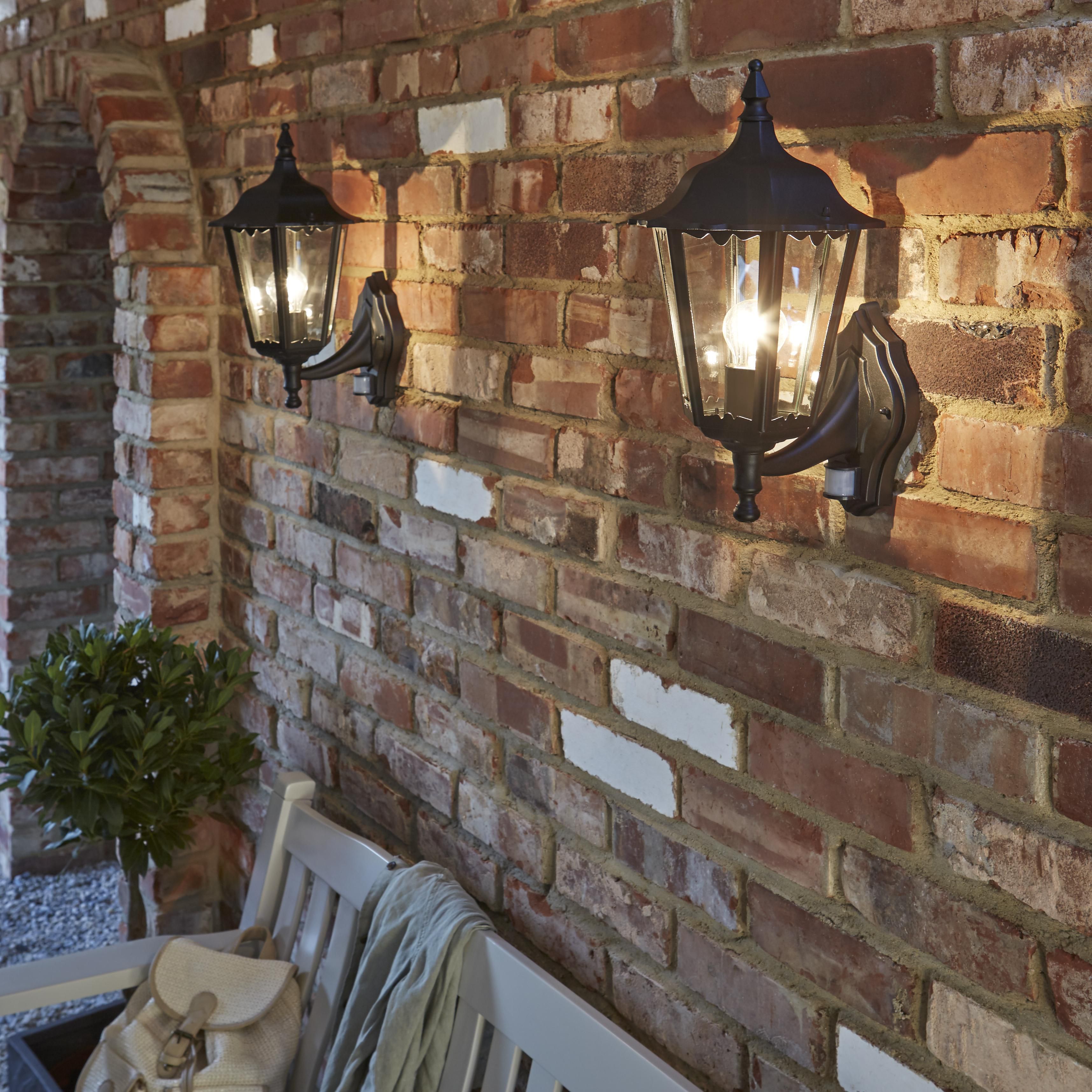 Buyer's guide to outdoor lighting Help & Ideas DIY at B&Q