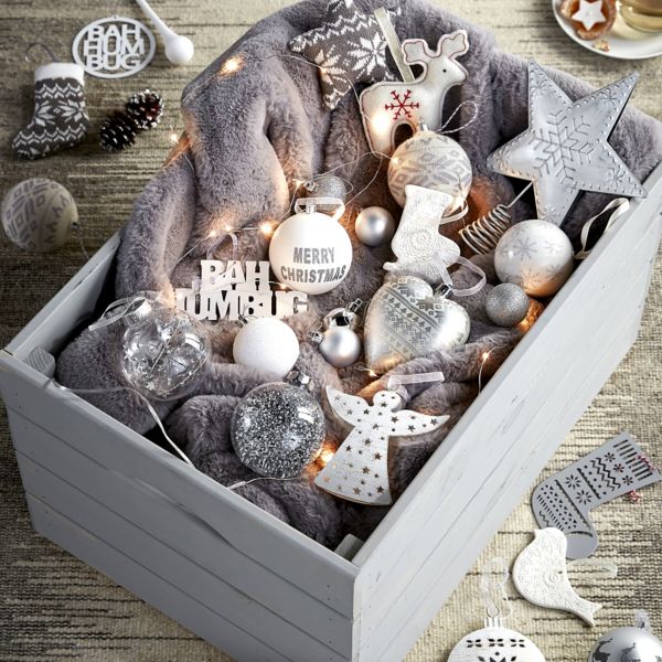 Minimising Christmas Trees, Lights & Baubles DIY at B&Q