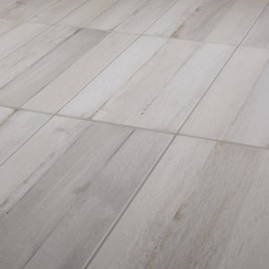 Norwegio Grey Matt Plank Wood effect Ceramic Wall & floor Tile  Pack of 9  (L)573mm (W)322mm