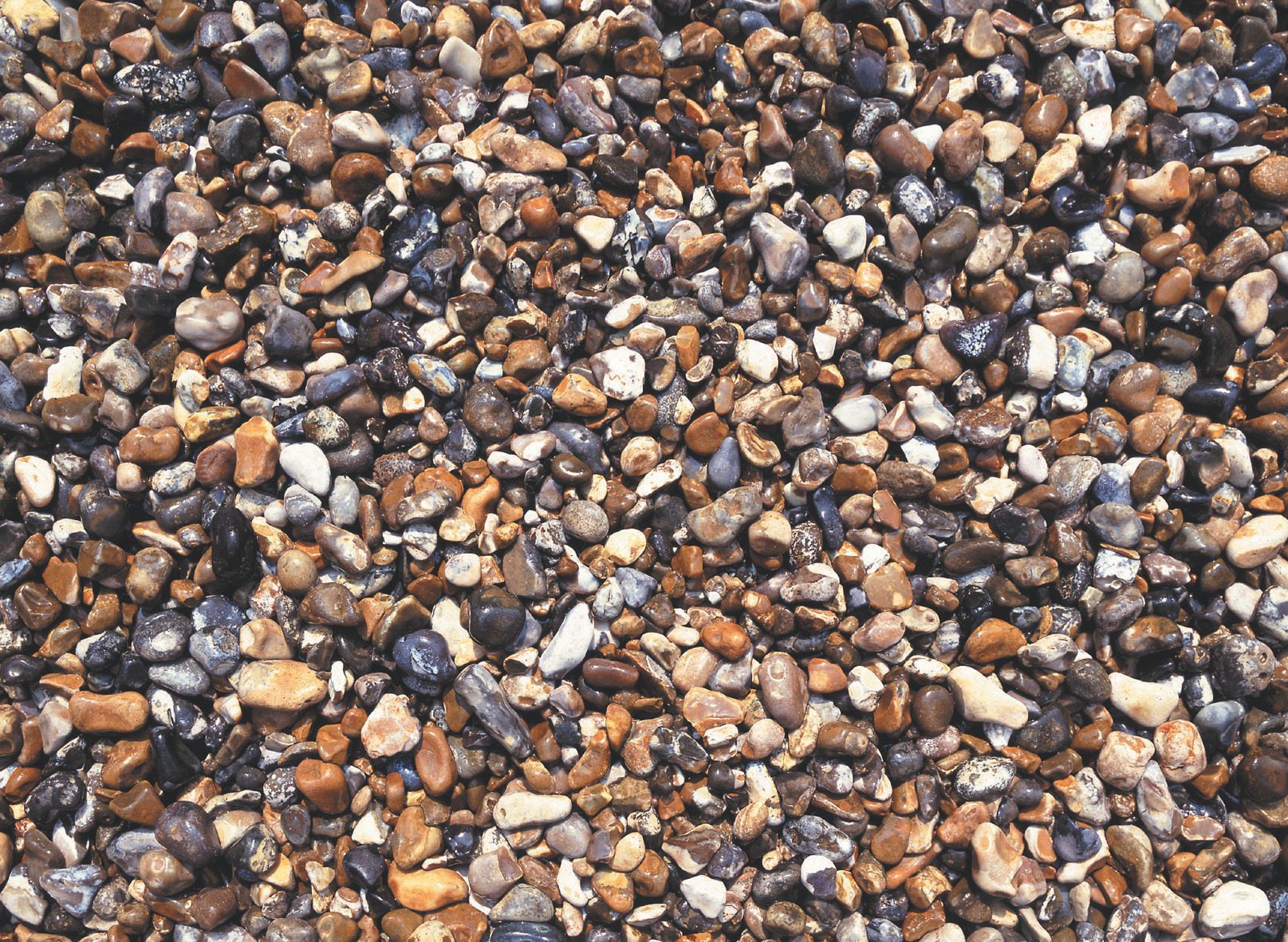 Blooma Pearl grey Decorative stones, Large 22.5kg Bag ...