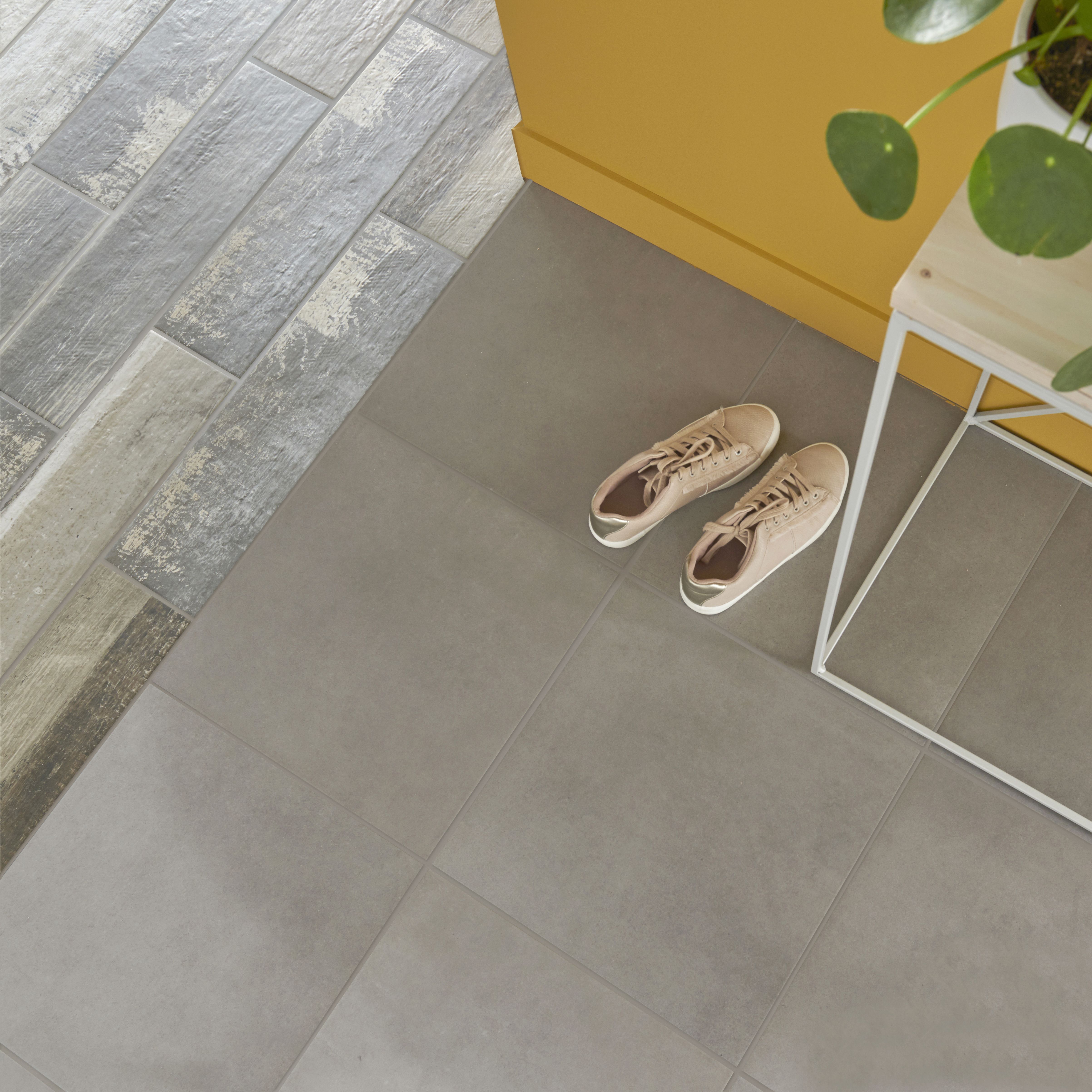 Konkrete Grey Matt Concrete effect Porcelain Floor tile, Pack of 10, (L)426mm (W)426mm
