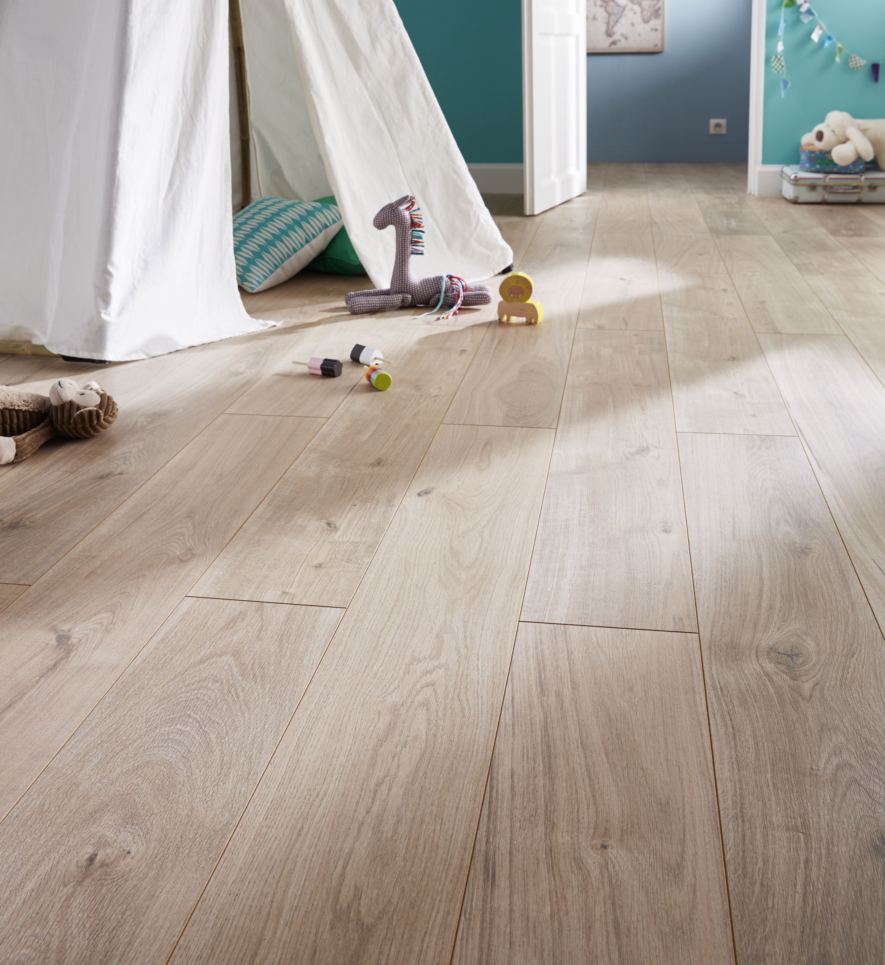 Gladstone Natural Oak Effect Laminate Flooring 1.996 m² ...