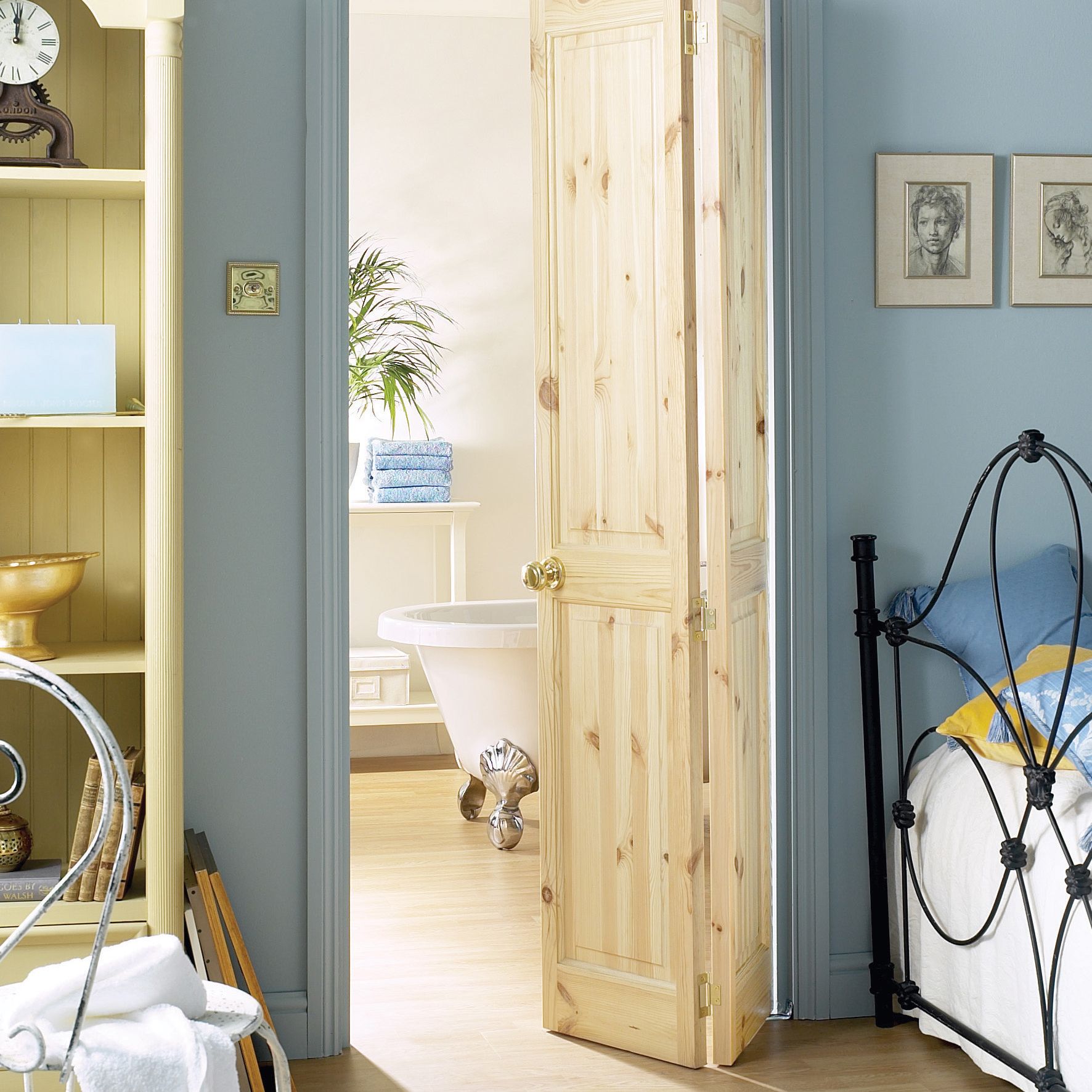 4 panel Unglazed Knotty pine Internal Bi-fold Door set, (H)1981mm (W)686mm