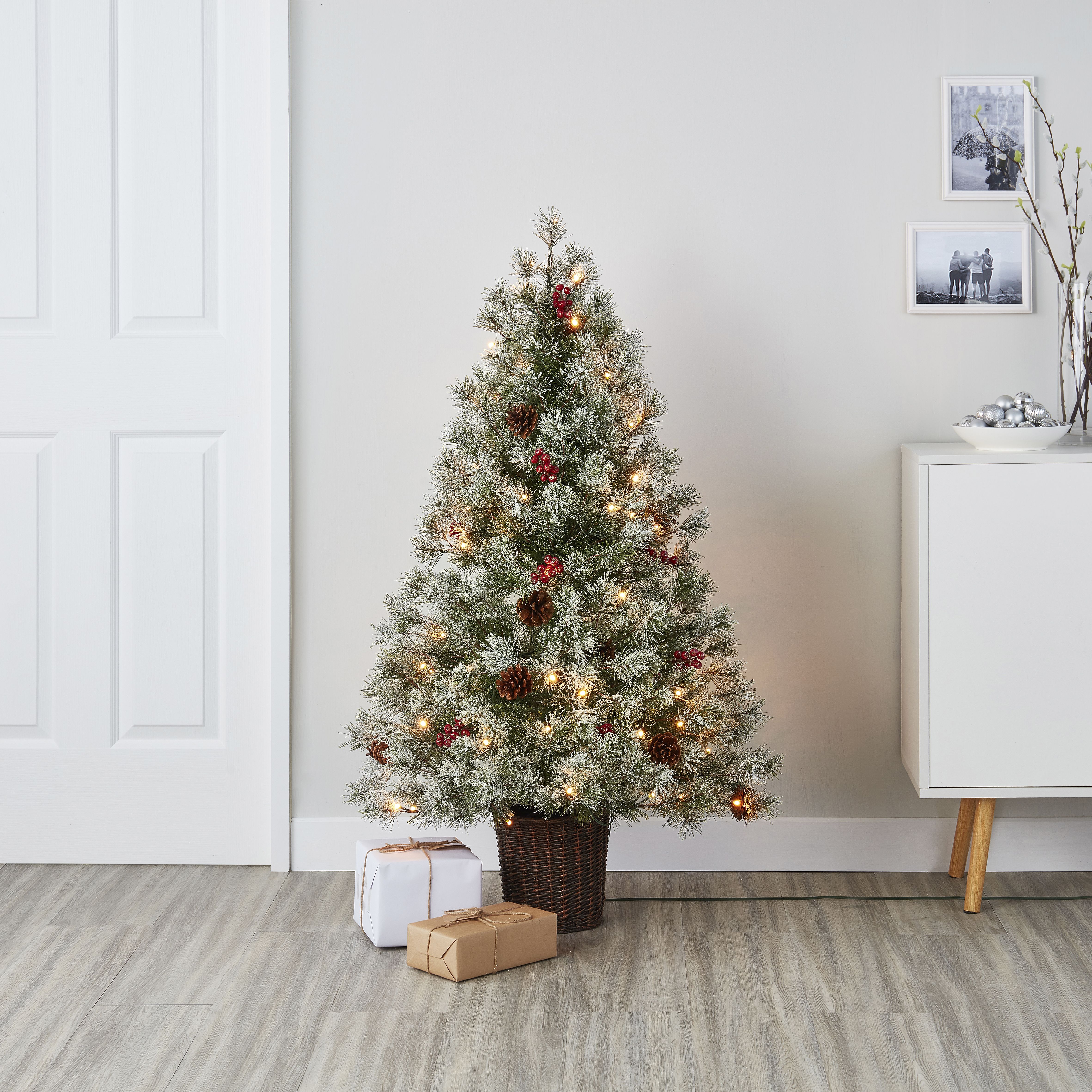 Artificial christmas tree clearance discount