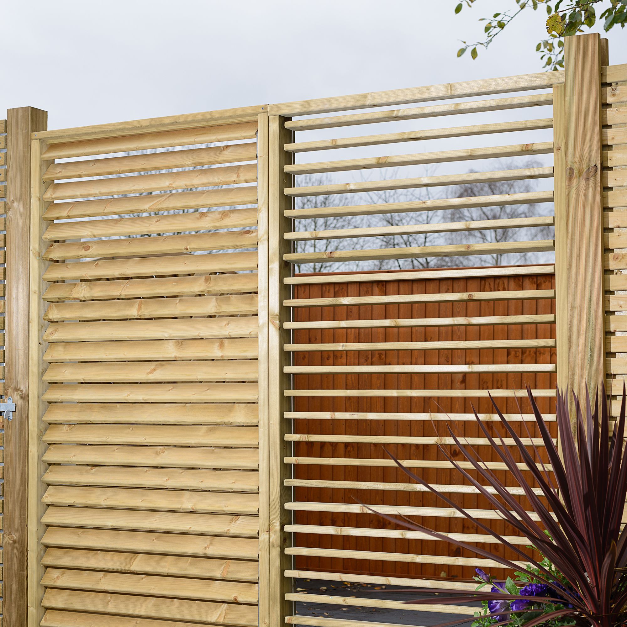 Urban Natural Adjustable Garden Screen in garden