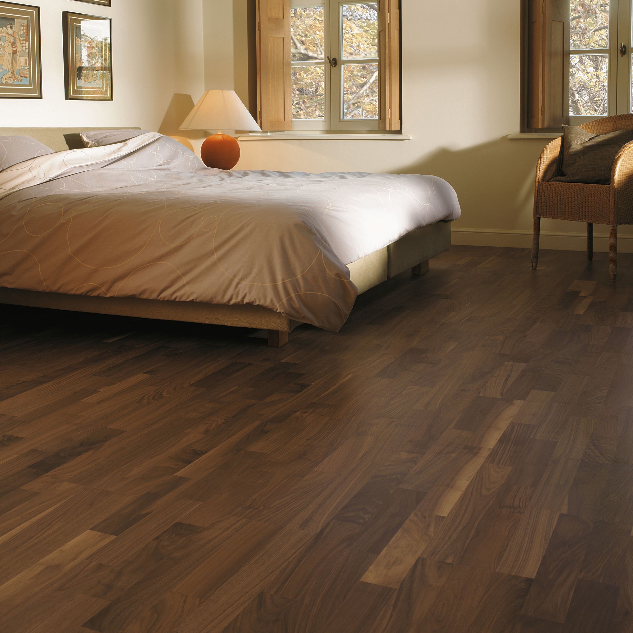 Colours Alauda Classic Walnut Effect Laminate Flooring 2 45m Pack Departments Diy At B Q