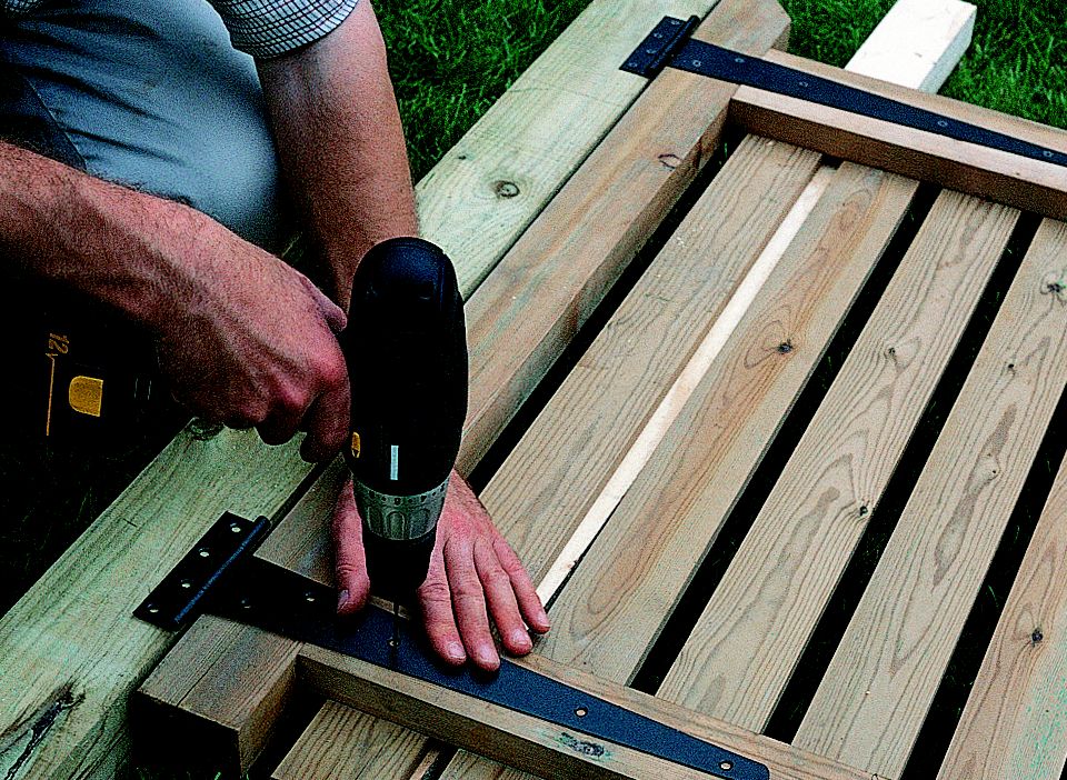 How to install a gate Ideas &amp; Advice DIY at B&amp;Q