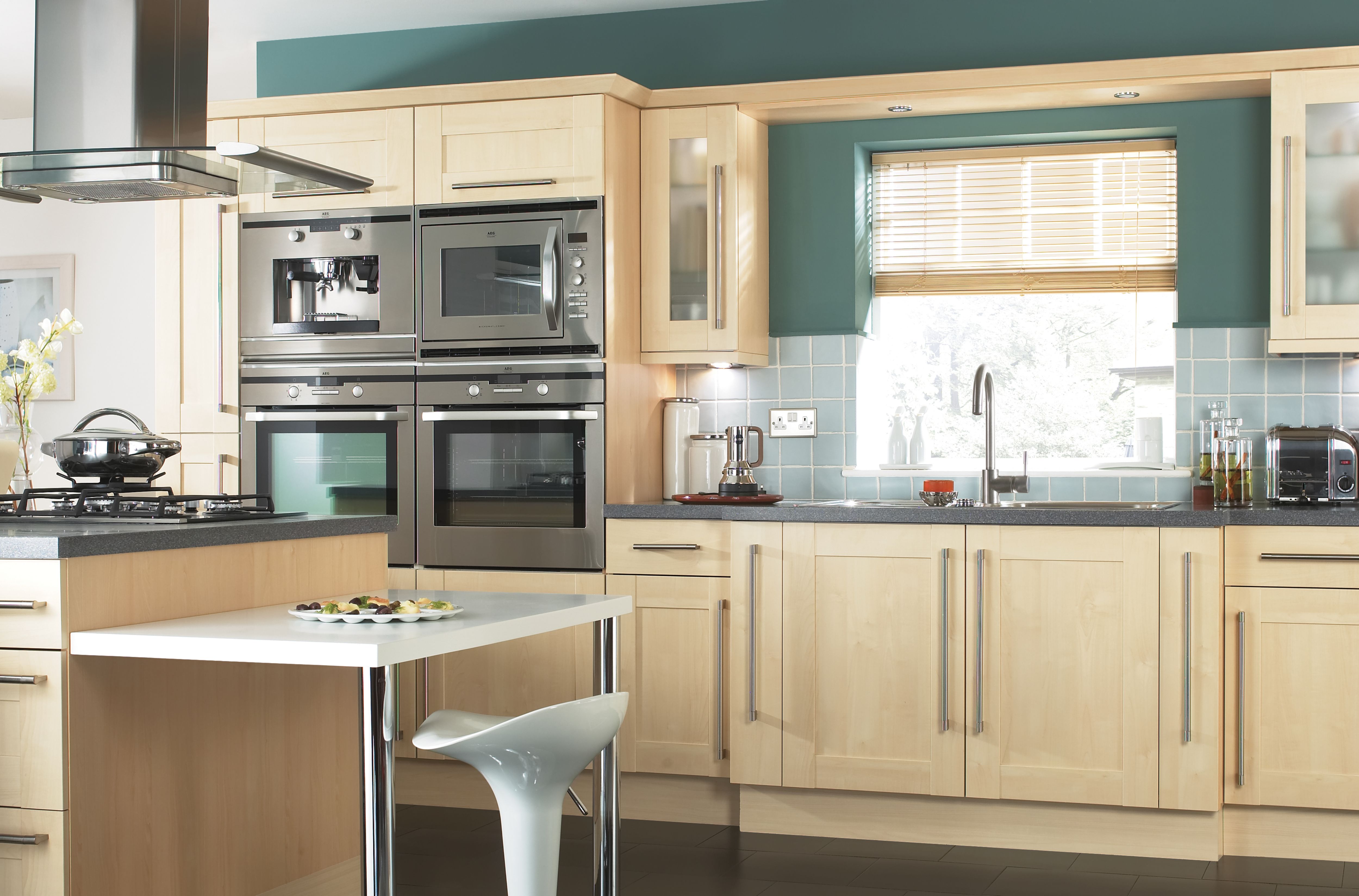 IT Westleigh Contemporary Maple Effect Shaker DIY at B&Q