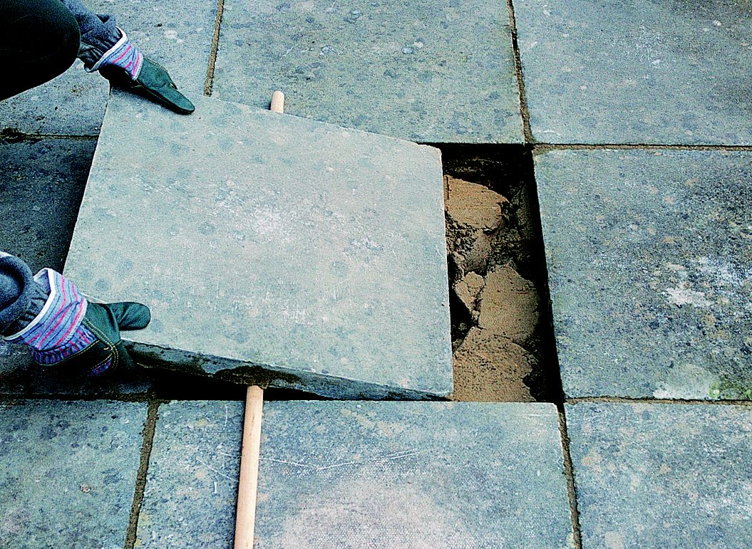 laying paving slabs on mortar bed