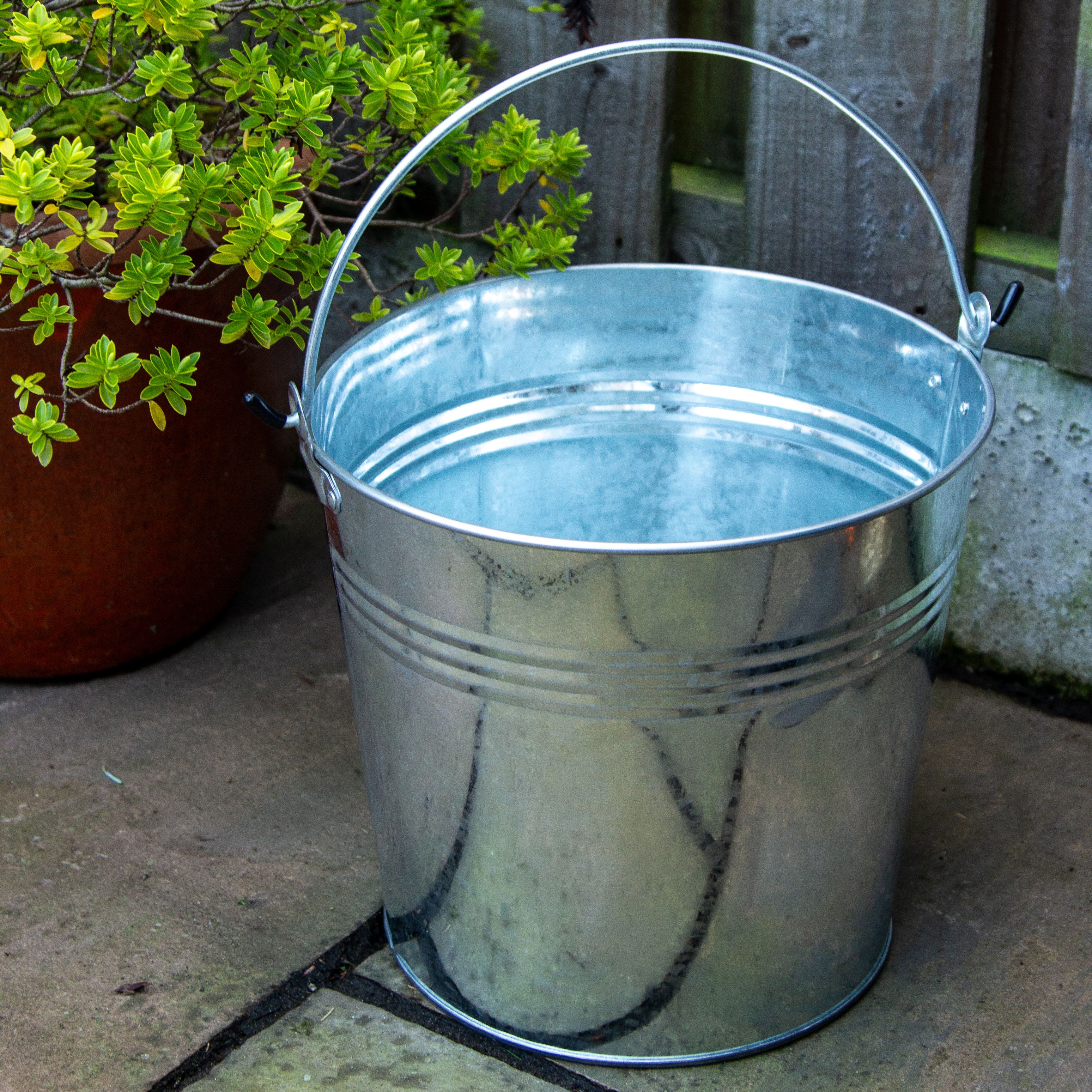 https://kingfisher.scene7.com/is/image/Kingfisher/apollo-gardening-silver-galvanised-14l-bucket~5037653779576_01i_bq?$MOB_PREV$&$width=618&$height=618