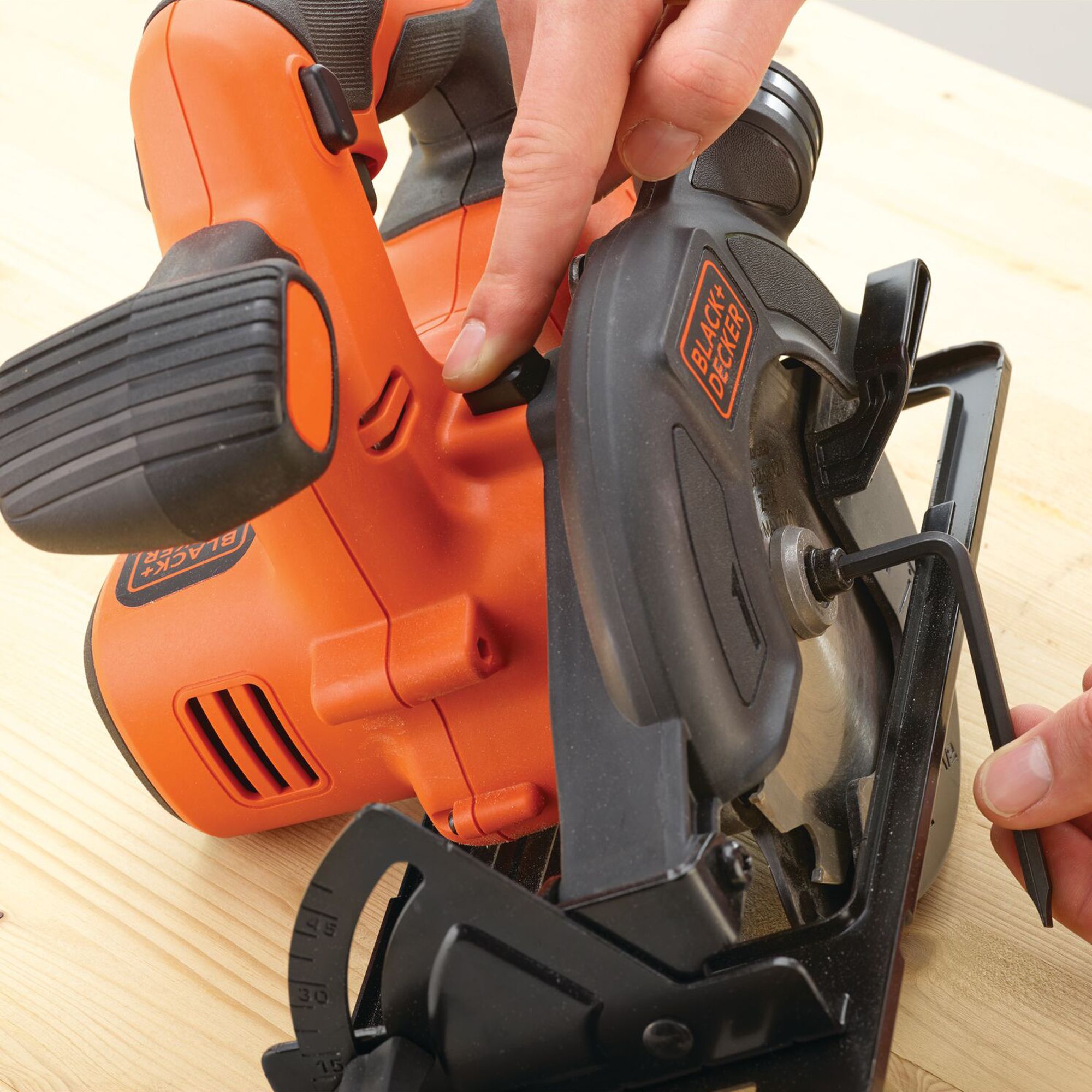 Black+Decker 18V 1 x 1.5 Li-ion 140mm Cordless Circular saw BDCCS18C1-GB
