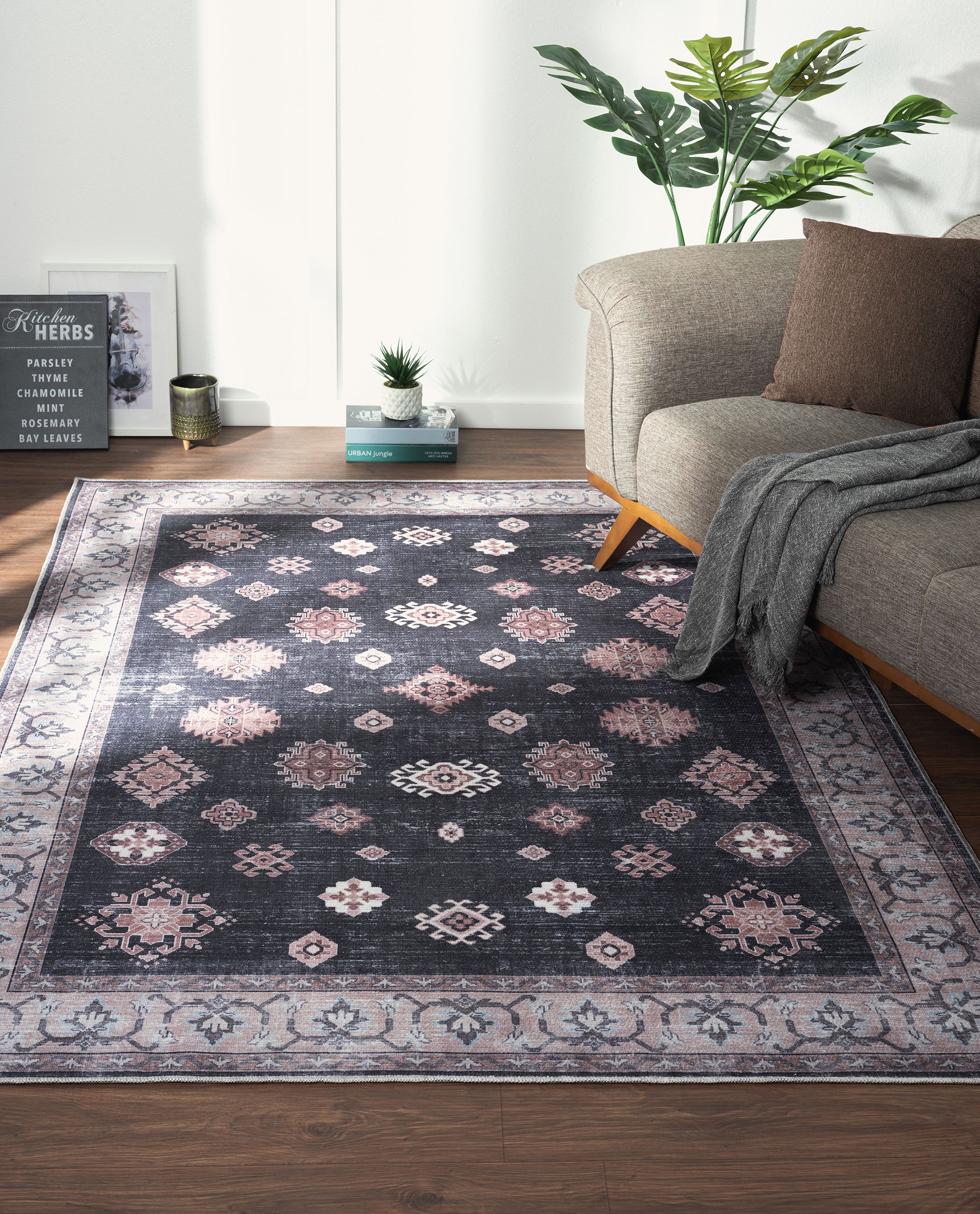 Black Traditional Rug 170cmx120cm