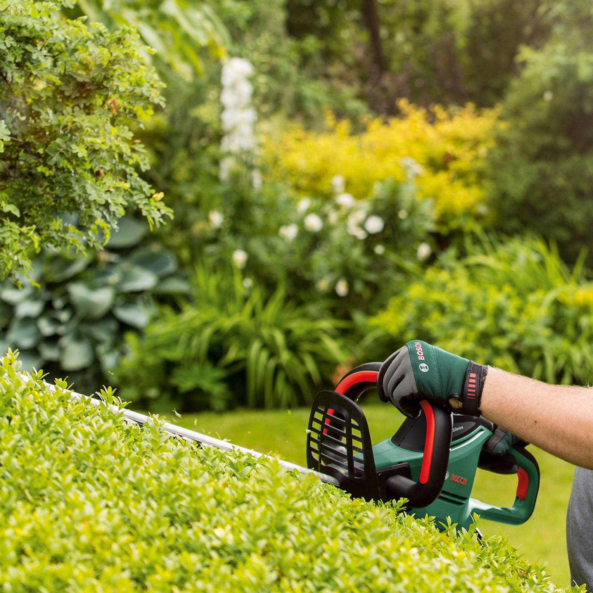 Bosch UniversalHedgeCut 60 480W 116cm Corded Hedge trimmer
