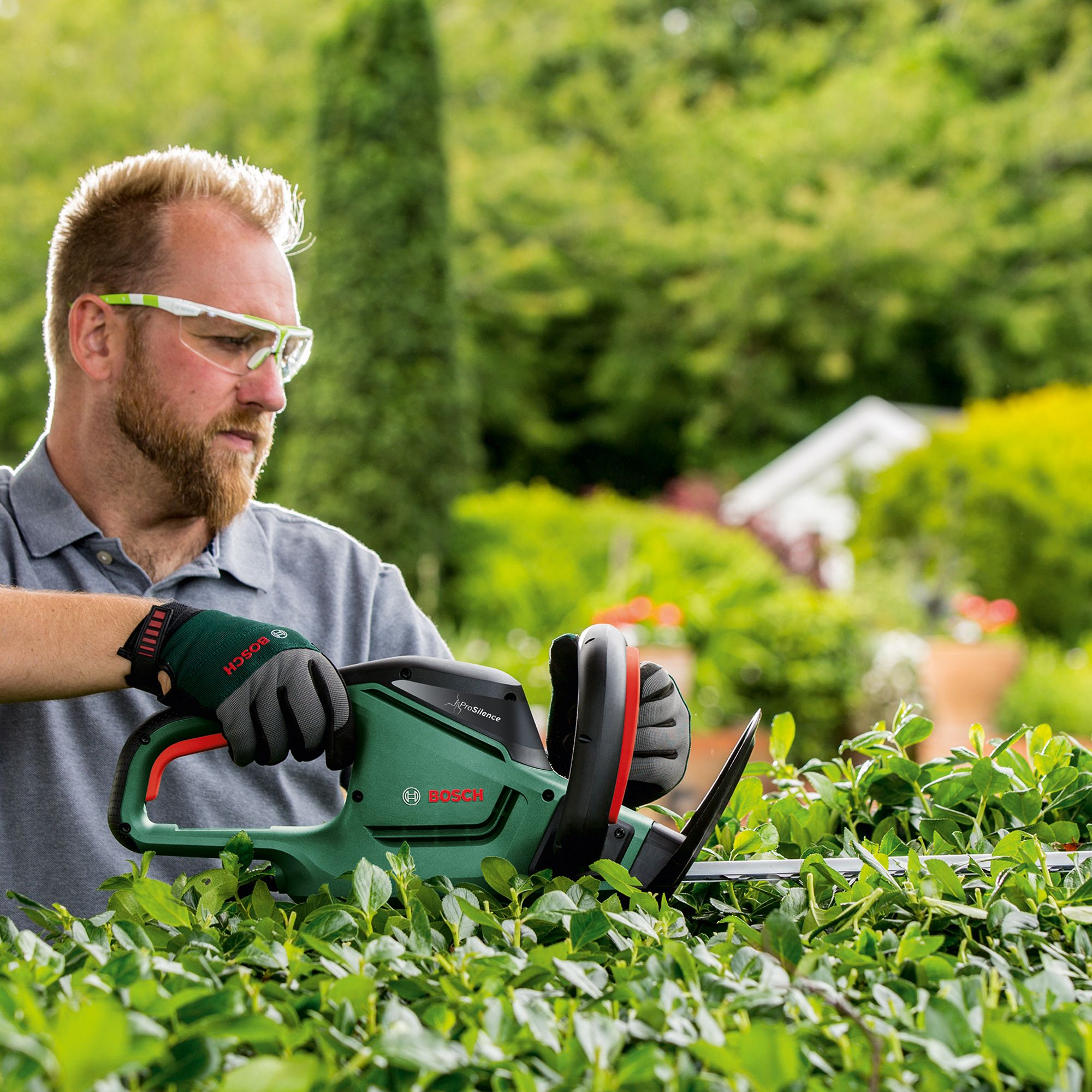 Bosch UniversalHedgeCut 60 480W 116cm Corded Hedge trimmer