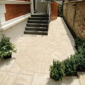Bradstone Old town Weathered limestone Reconstituted stone Paving set, 6.12m² Pack of 36