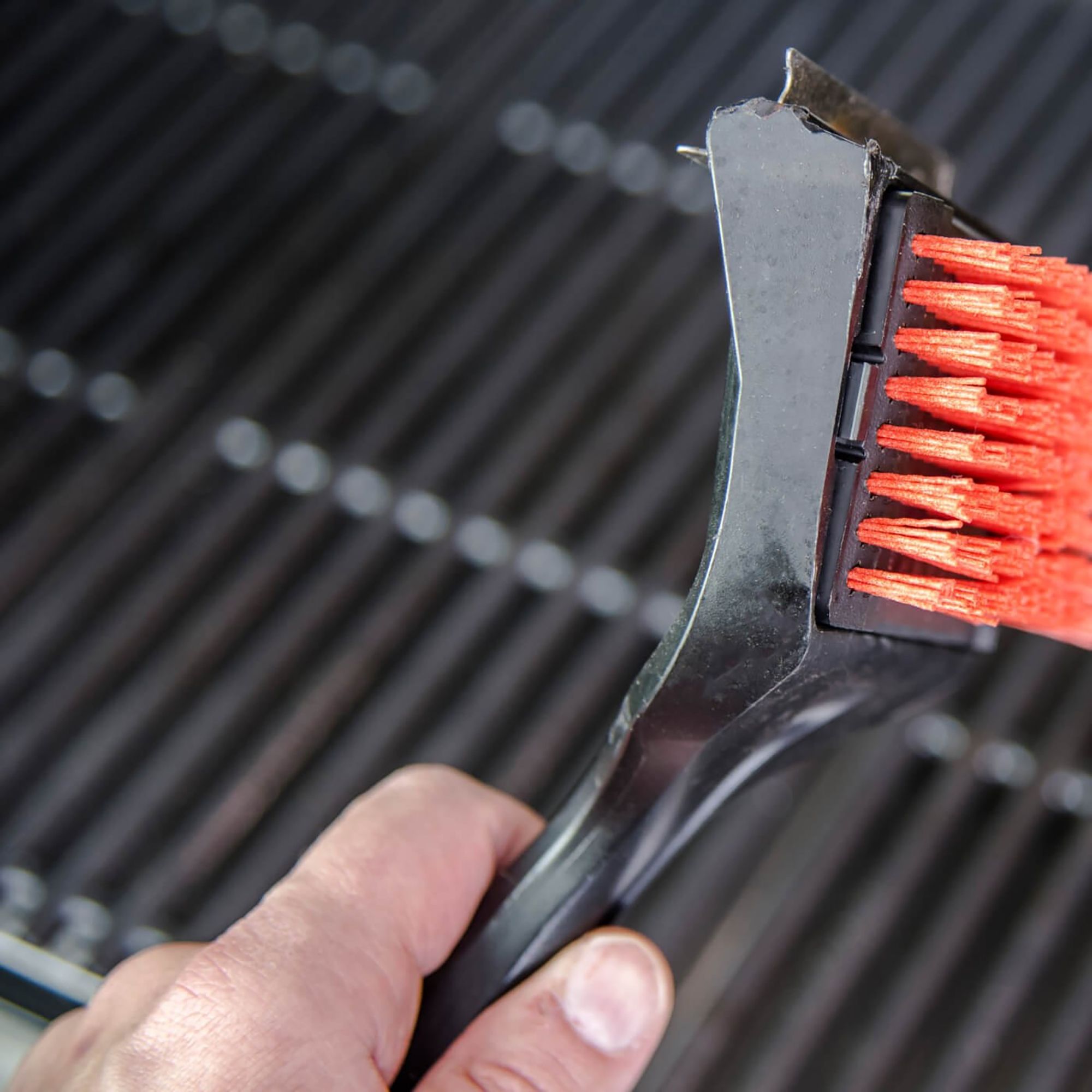 Char-Broil Cool Clean Premium Black & red Grill cleaning brush head