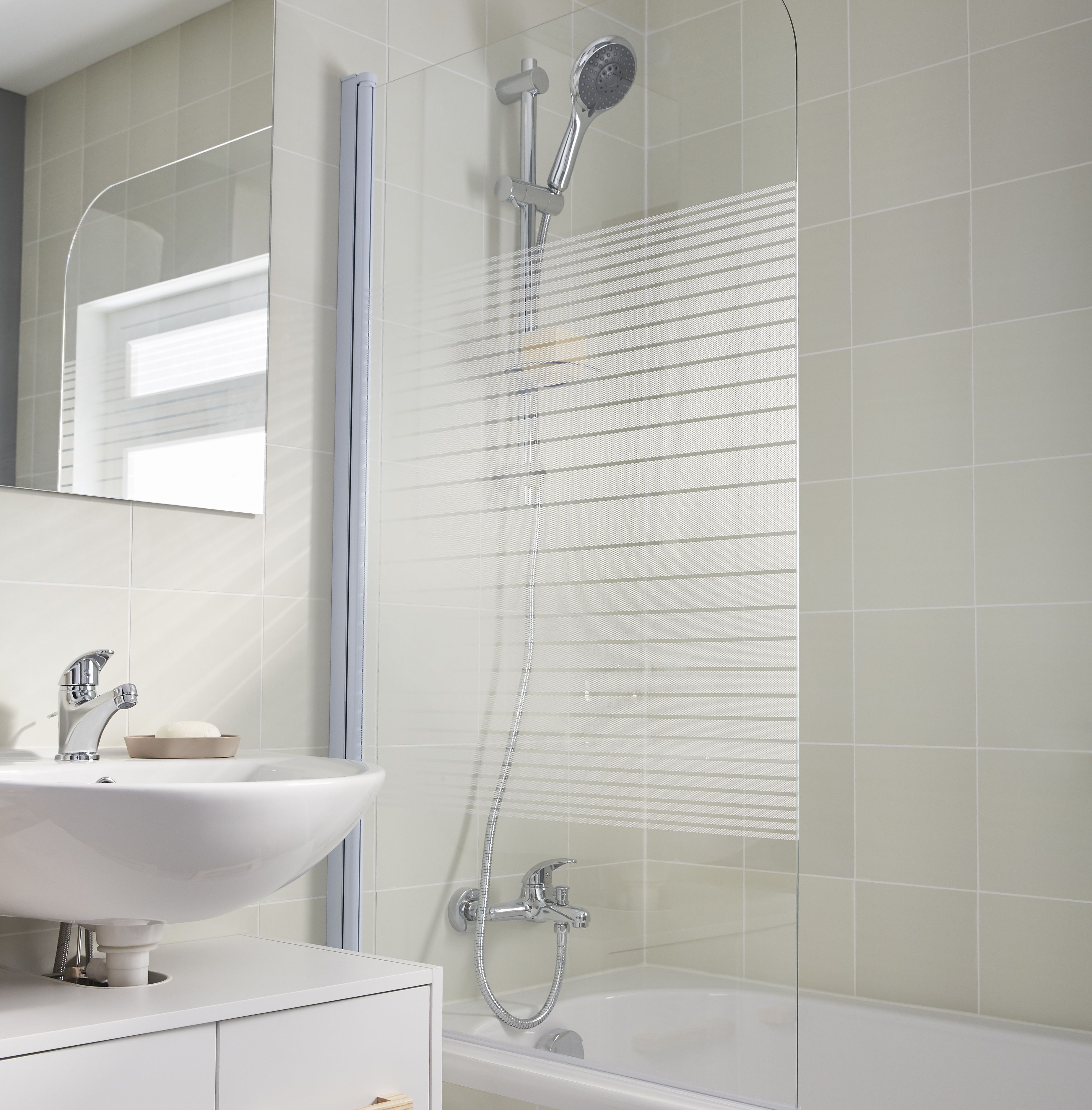 Cooke & Lewis Arkell Straight 1 panel Serigraph Frosted glass White Bath screen, (W) 750mm (H) 1300mm