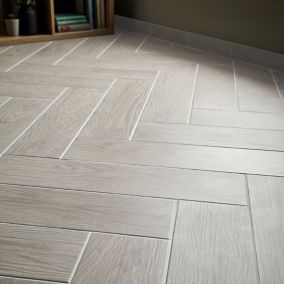 Cotage wood White Matt Wood effect Porcelain Indoor Wall & floor Tile, Pack of 4, (L)1200mm (W)200mm
