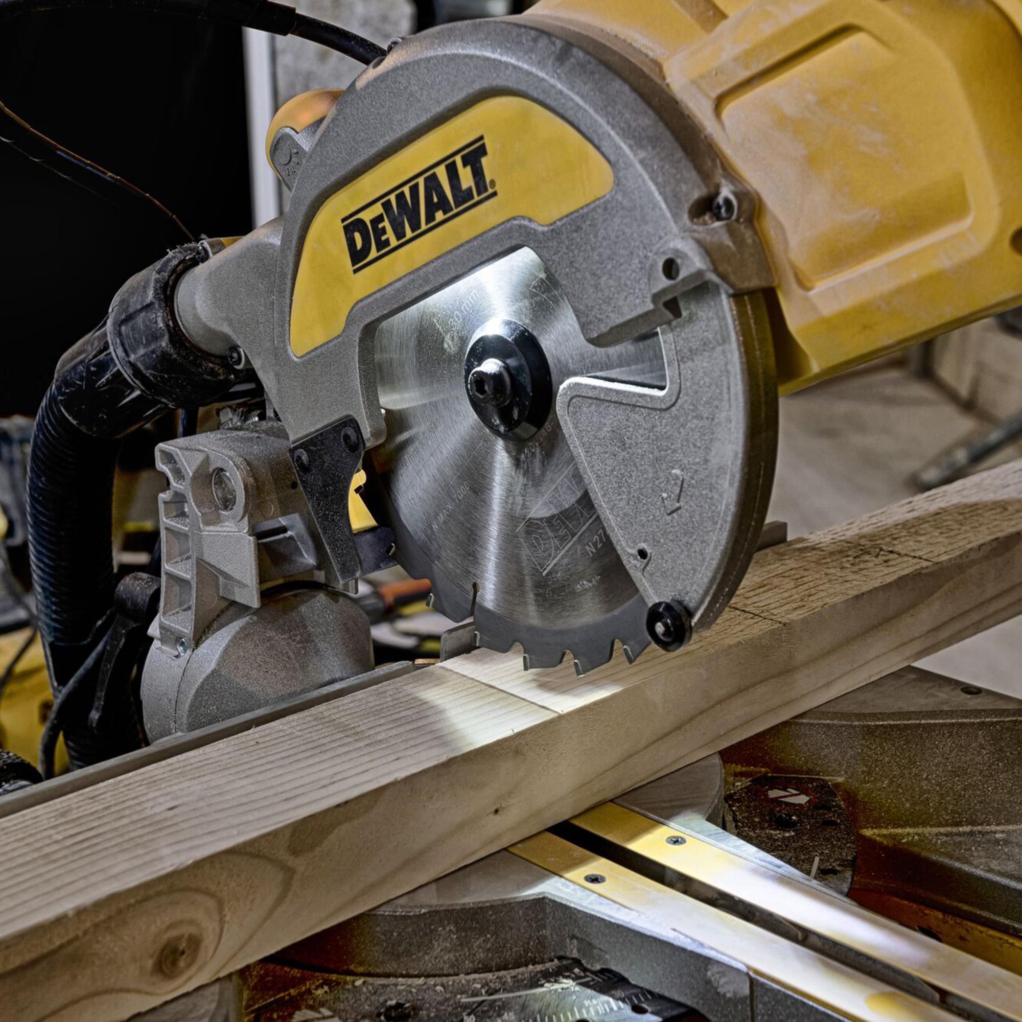 DeWalt 1850W 240V 216mm Corded Compound mitre saw DWS777-GB