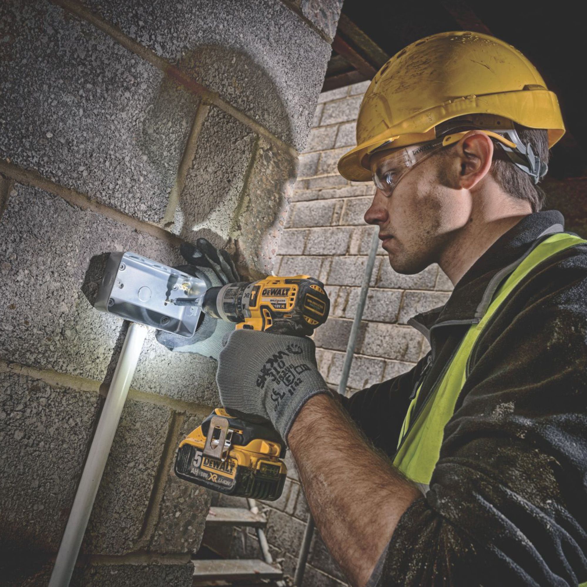 DeWalt 18V 2 x 5 Li-ion Brushless Cordless Combi drill DCD796P2-GB