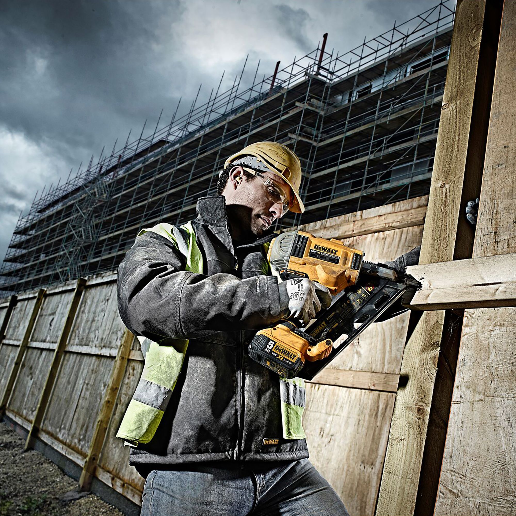 DeWalt 18V 90mm 2 x 5Ah Li-ion XR First fix Cordless Angled Nail gun DCN692P2-GB