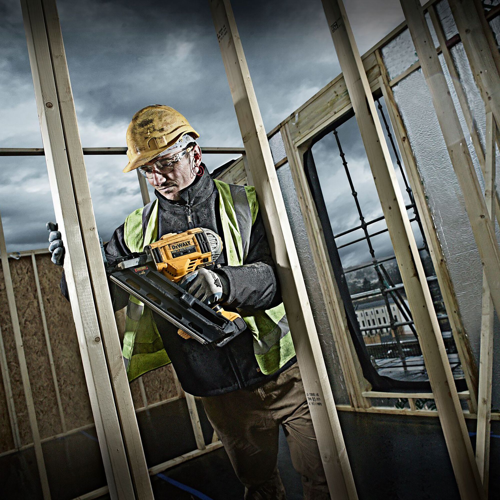 DeWalt 18V 90mm 2 x 5Ah Li-ion XR First fix Cordless Angled Nail gun DCN692P2-GB