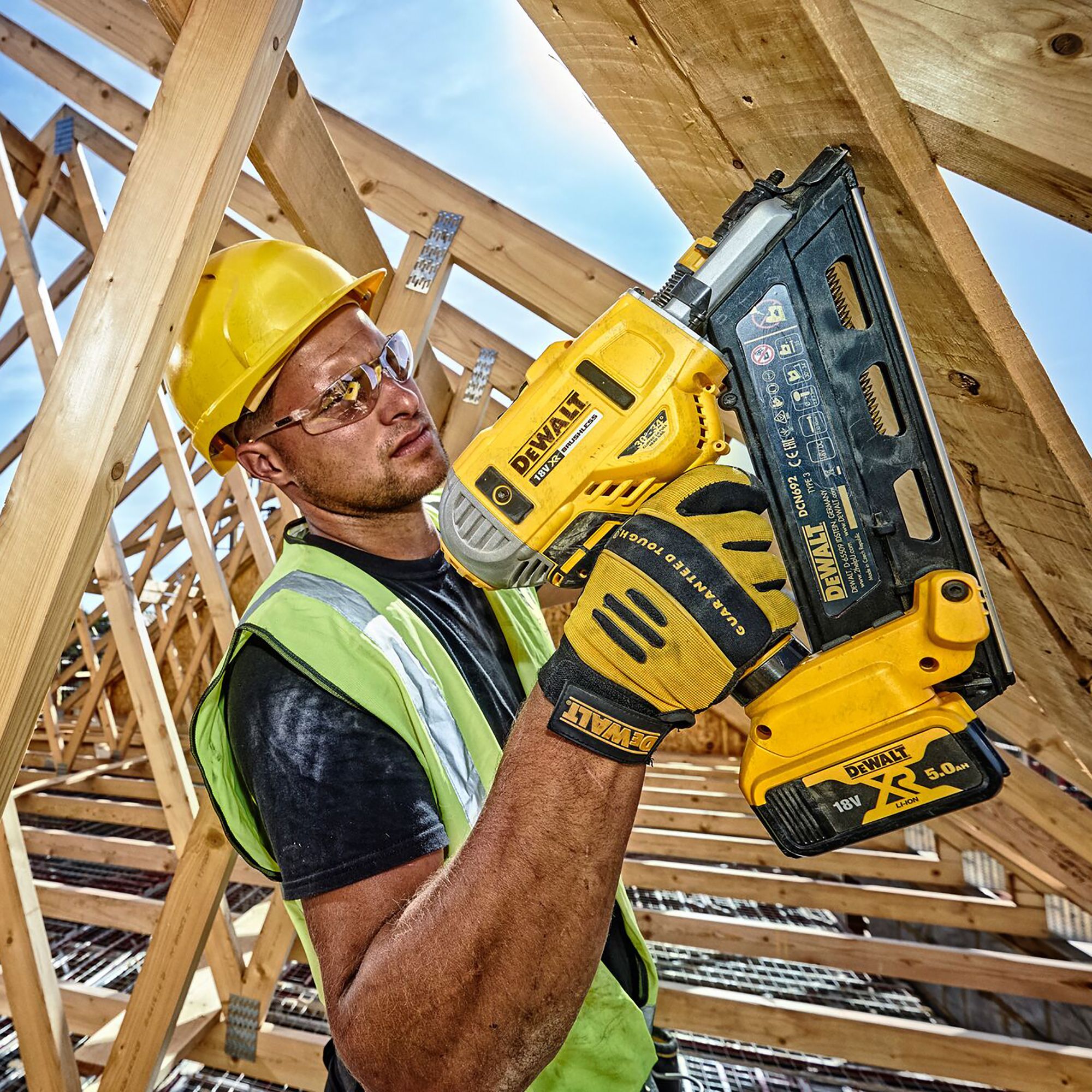 DeWalt 18V 90mm 2 x 5Ah Li-ion XR First fix Cordless Angled Nail gun DCN692P2-GB