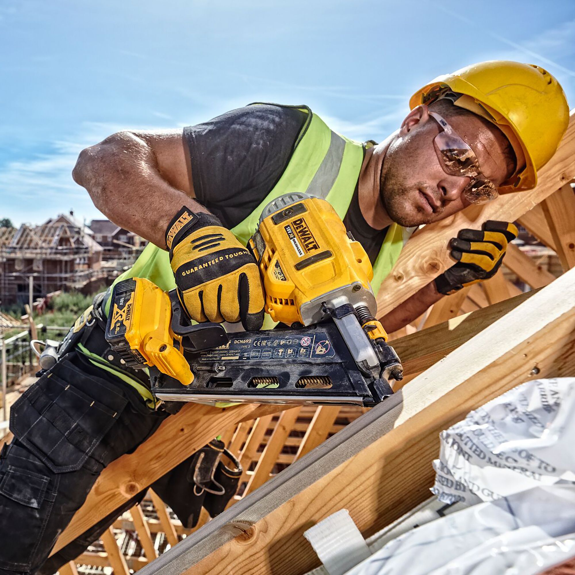 DeWalt 18V 90mm 2 x 5Ah Li-ion XR First fix Cordless Angled Nail gun DCN692P2-GB
