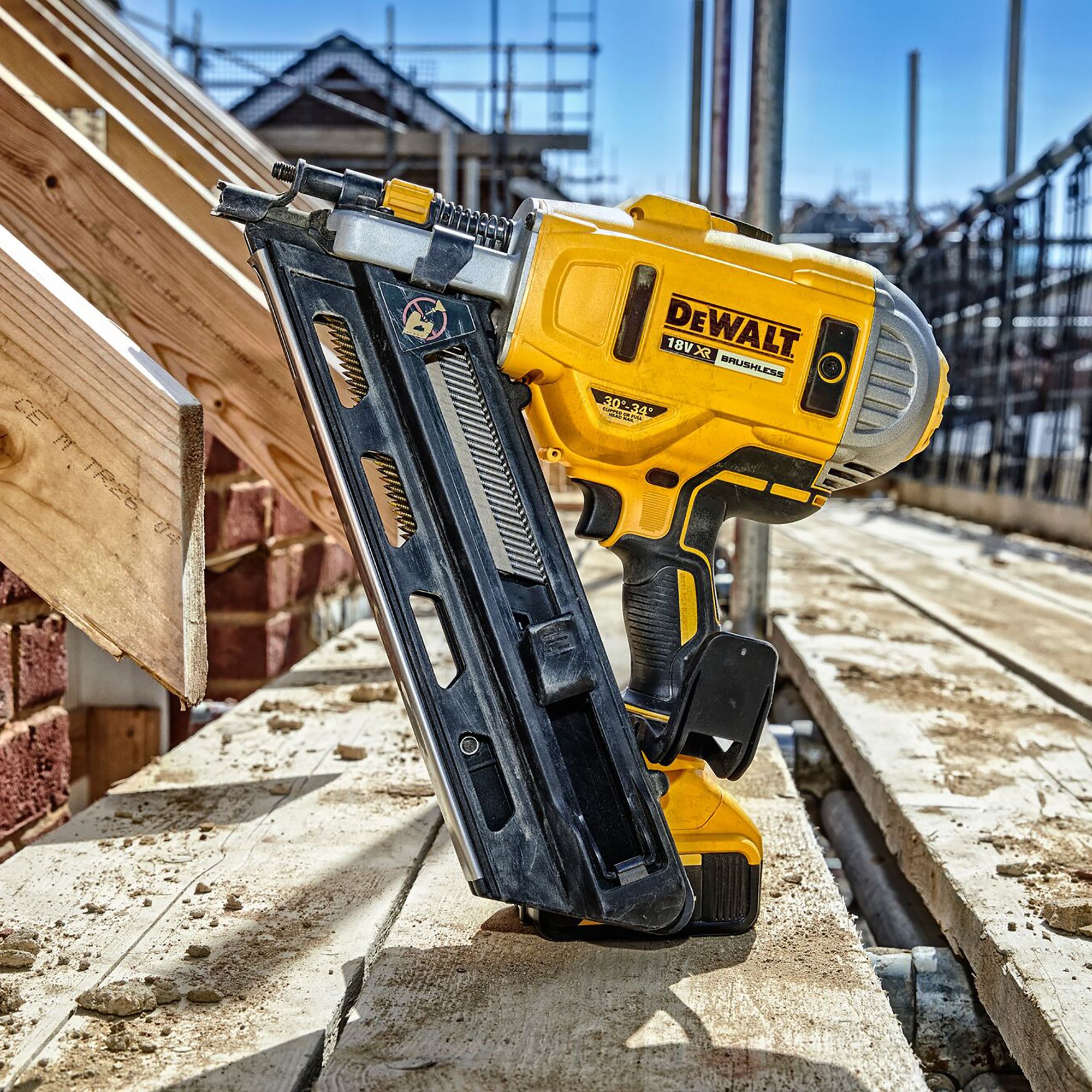 DeWalt 18V 90mm 2 x 5Ah Li-ion XR First fix Cordless Angled Nail gun DCN692P2-GB