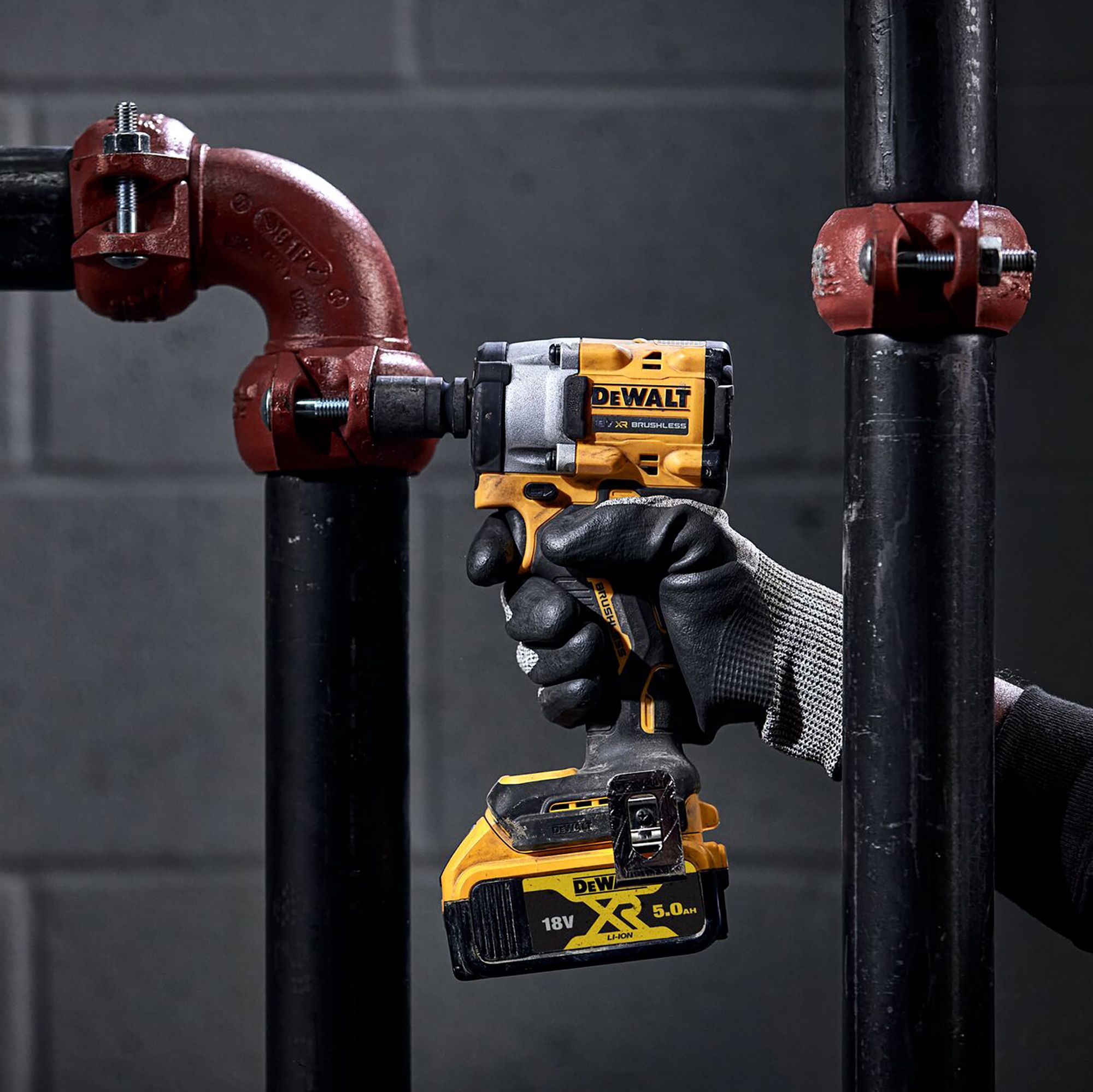 DeWalt 18V Li-ion Brushless Cordless Impact wrench (2 x 5Ah) - DCF922P2T-GB