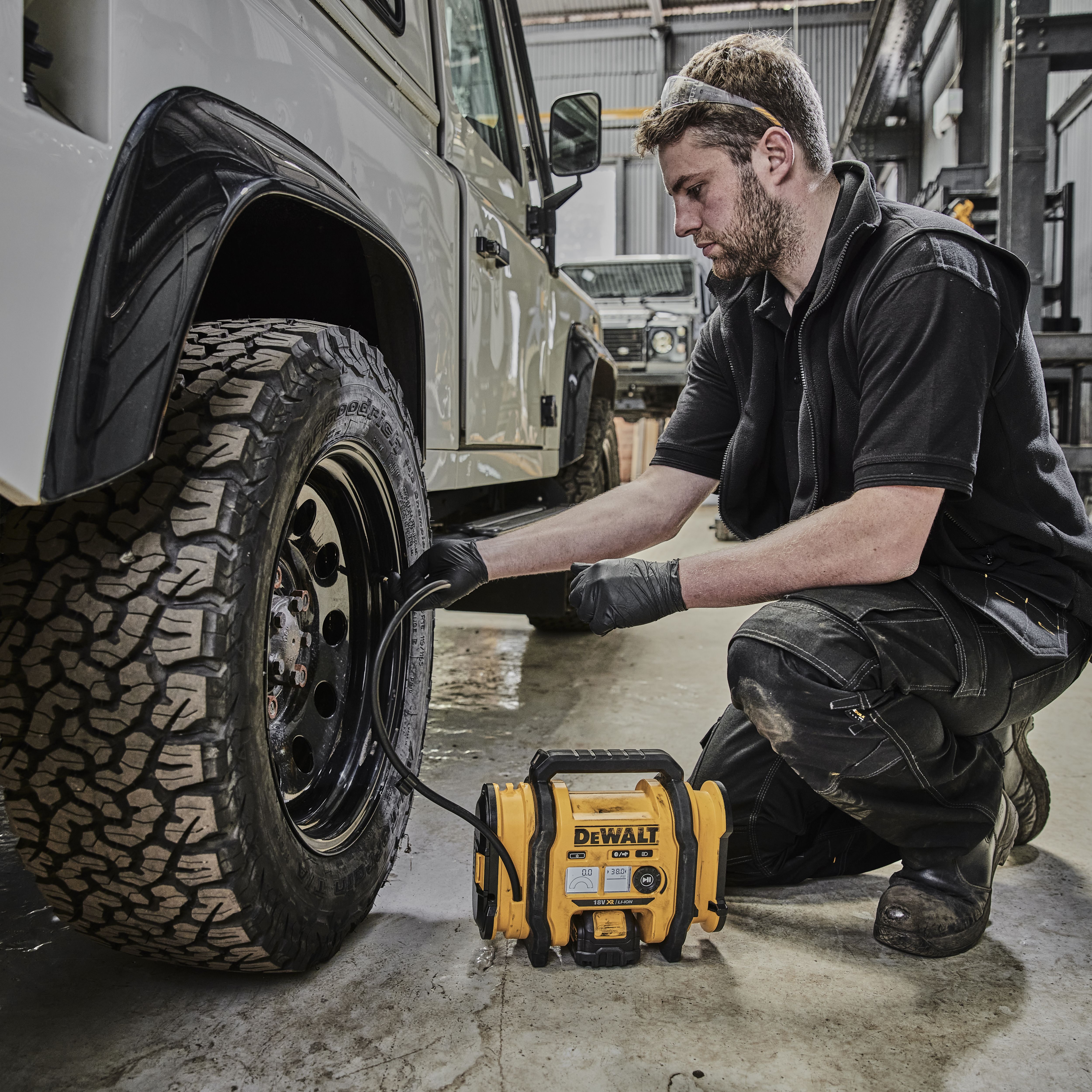 DeWalt XR 18V Cordless Tyre inflator Bare Tool DCC018N XJ Tradepoint