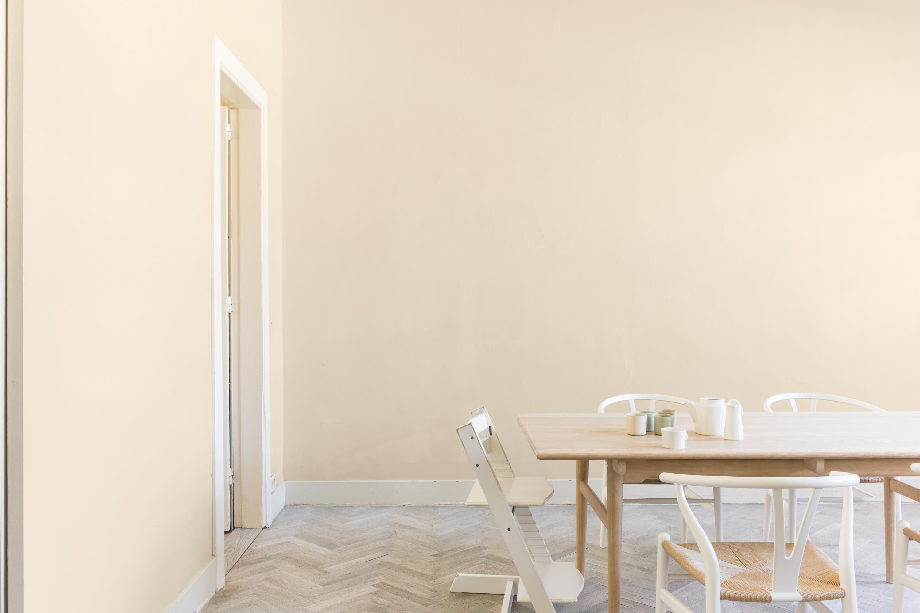Dulux One coat Magnolia Matt Emulsion paint, 5L