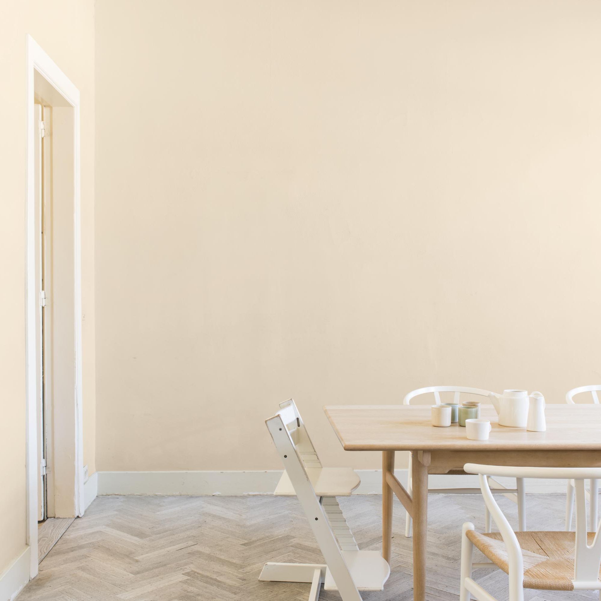 Dulux Trade Magnolia Matt Emulsion paint, 5L