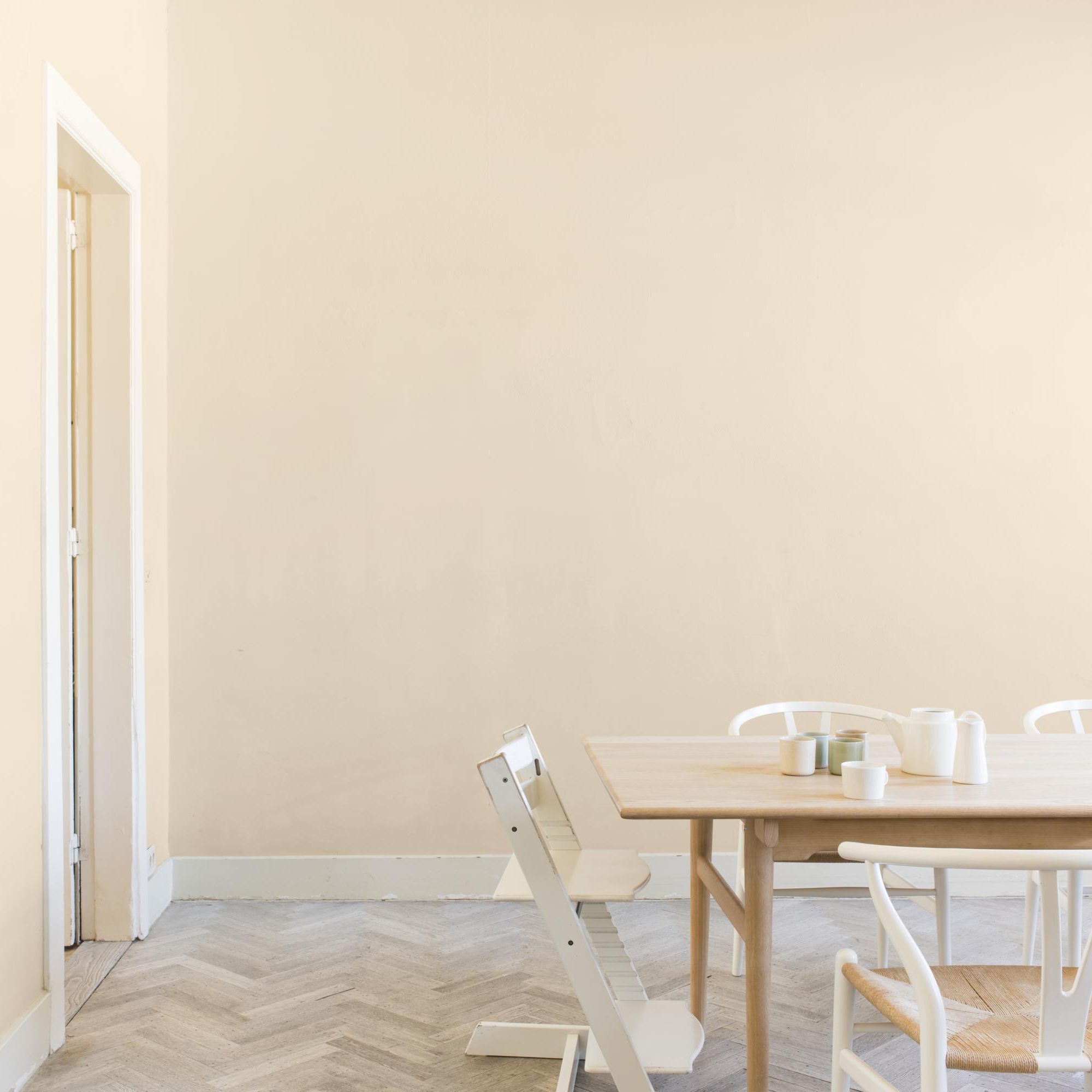 Dulux Trade Magnolia Super matt Emulsion paint, 5L