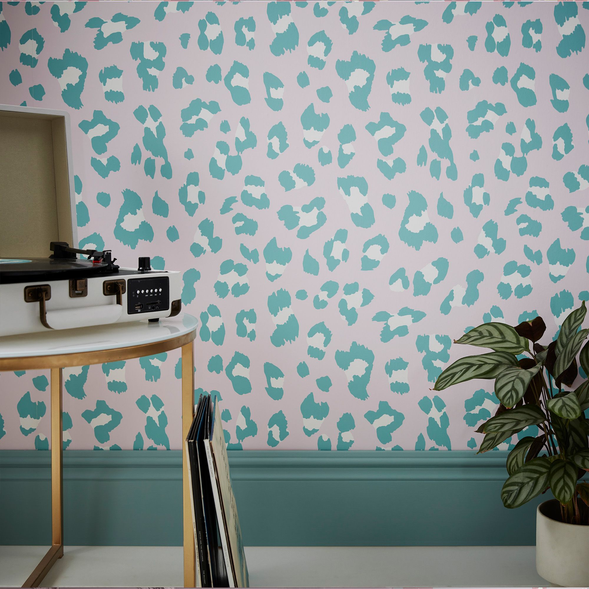 Envy Big Cat Bubblegum Animal Print Smooth Wallpaper