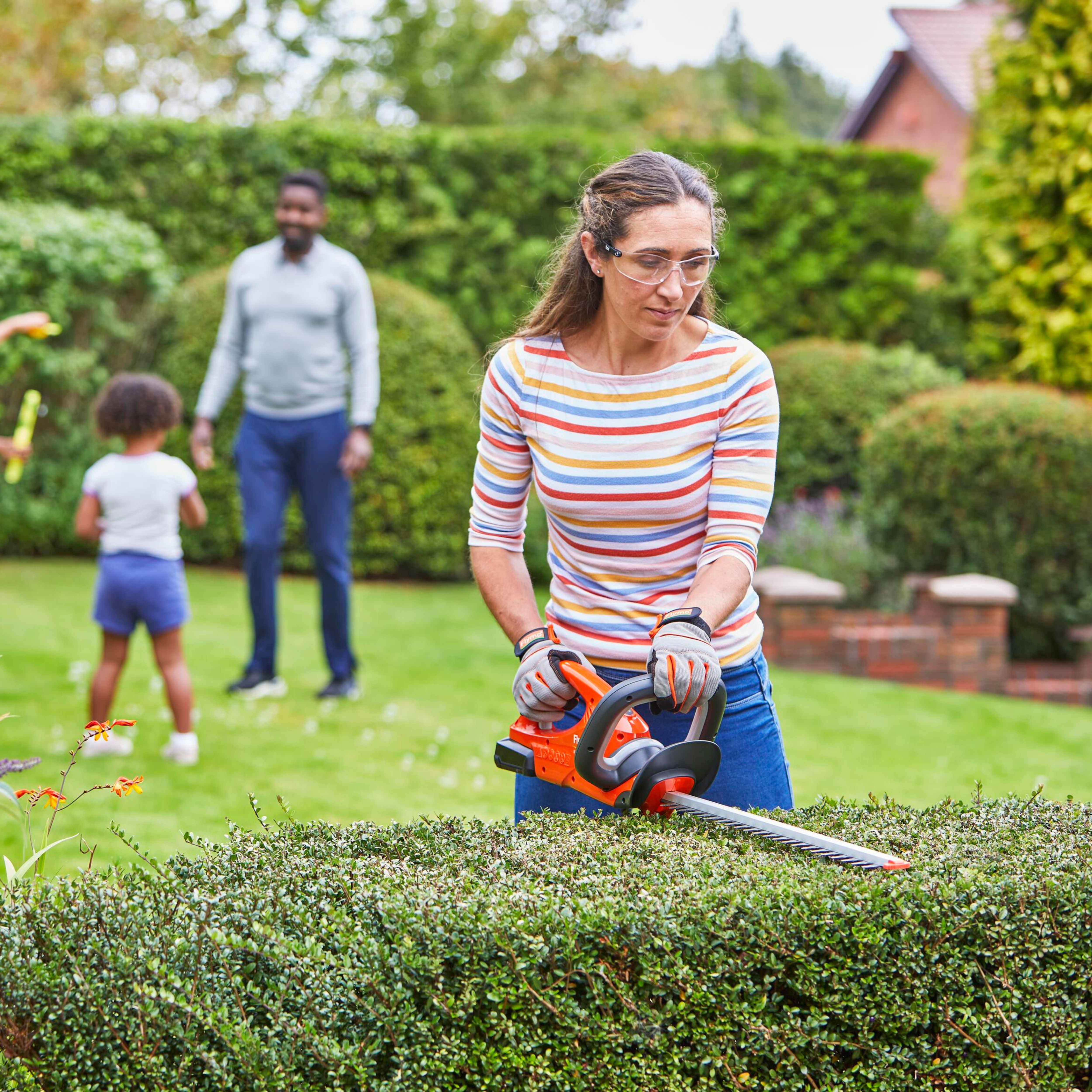 Flymo extendable store hedge trimmer