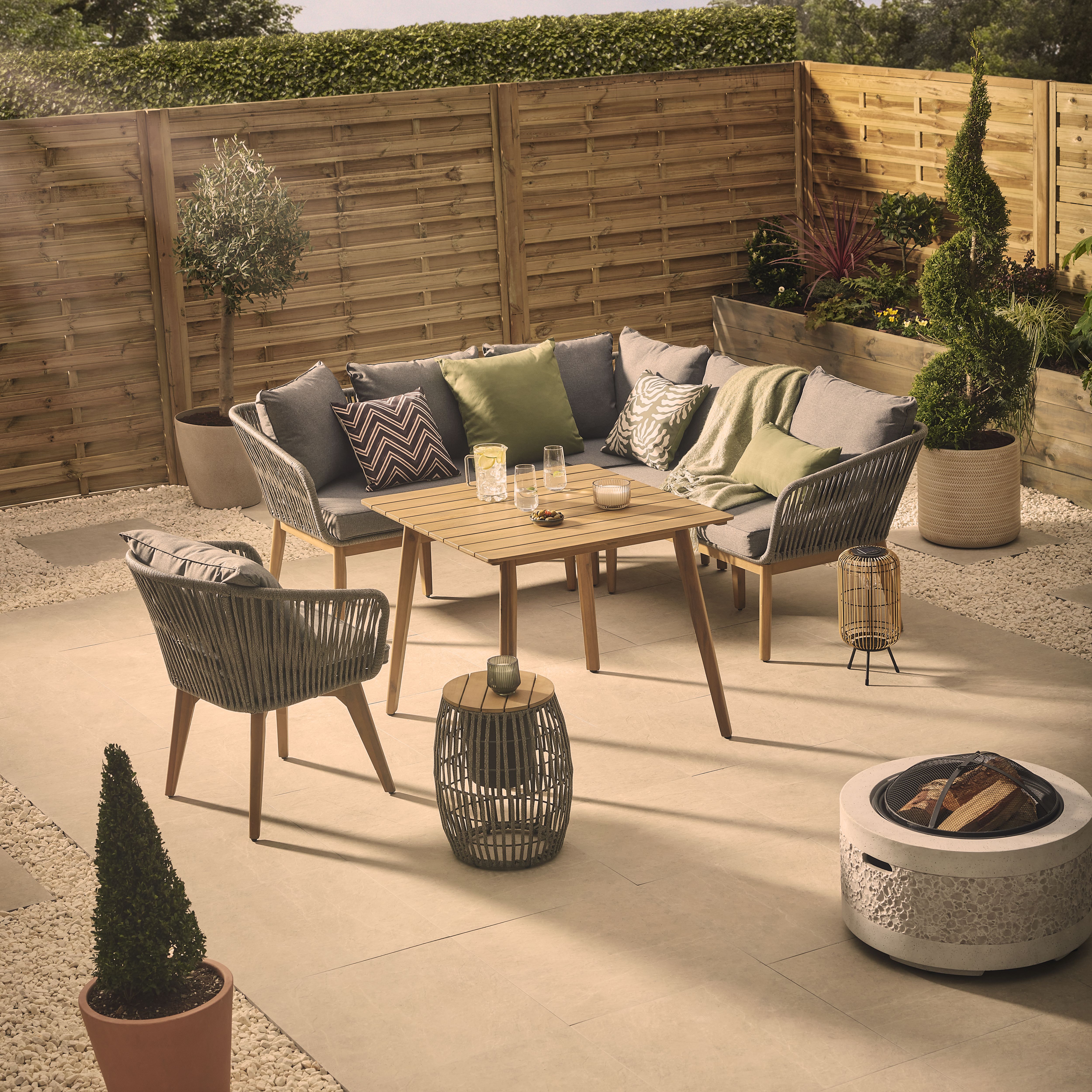 furn. Chevron Mono Geometric Outdoor Cushion, (L)43cm x (W)43cm