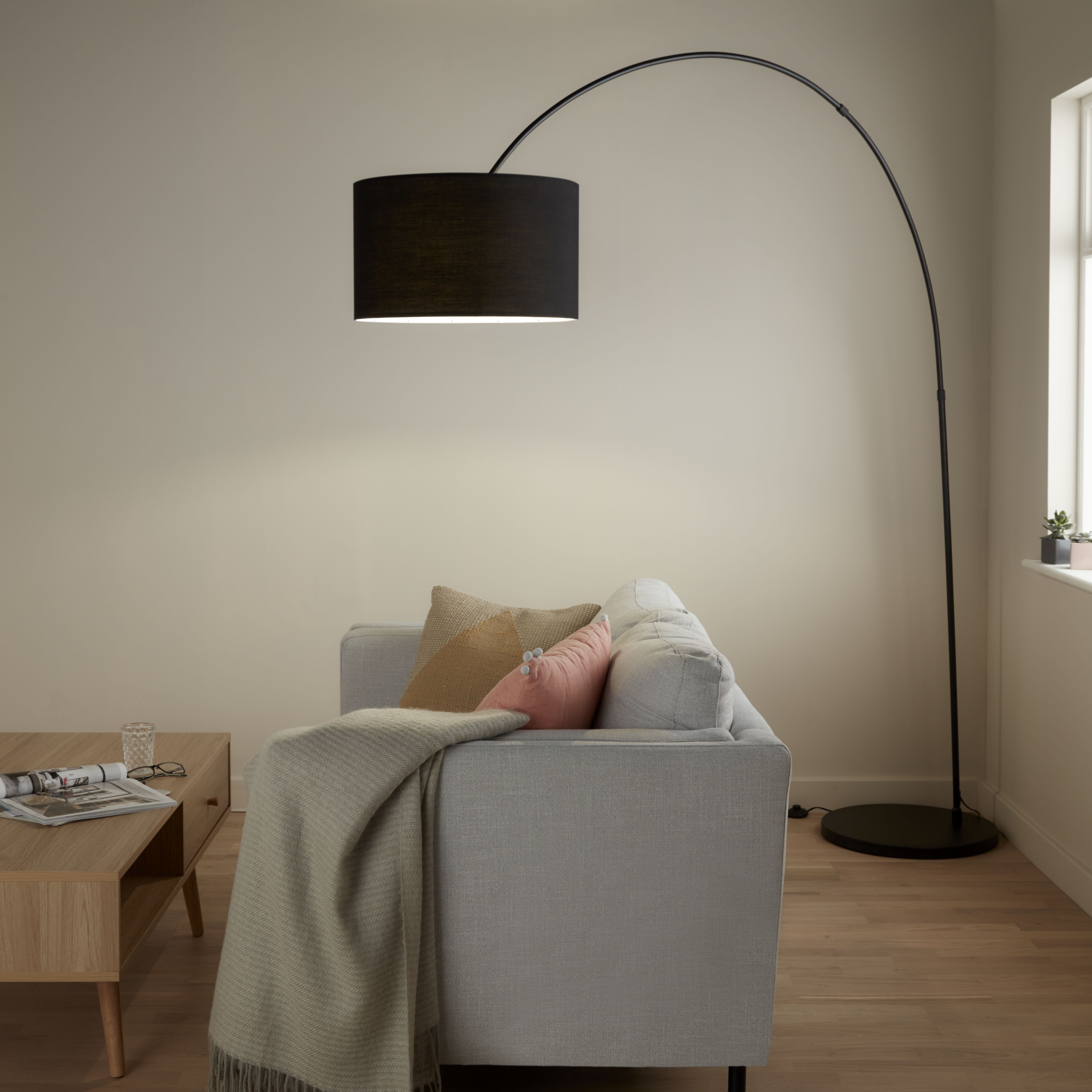 Black arched on sale floor lamp