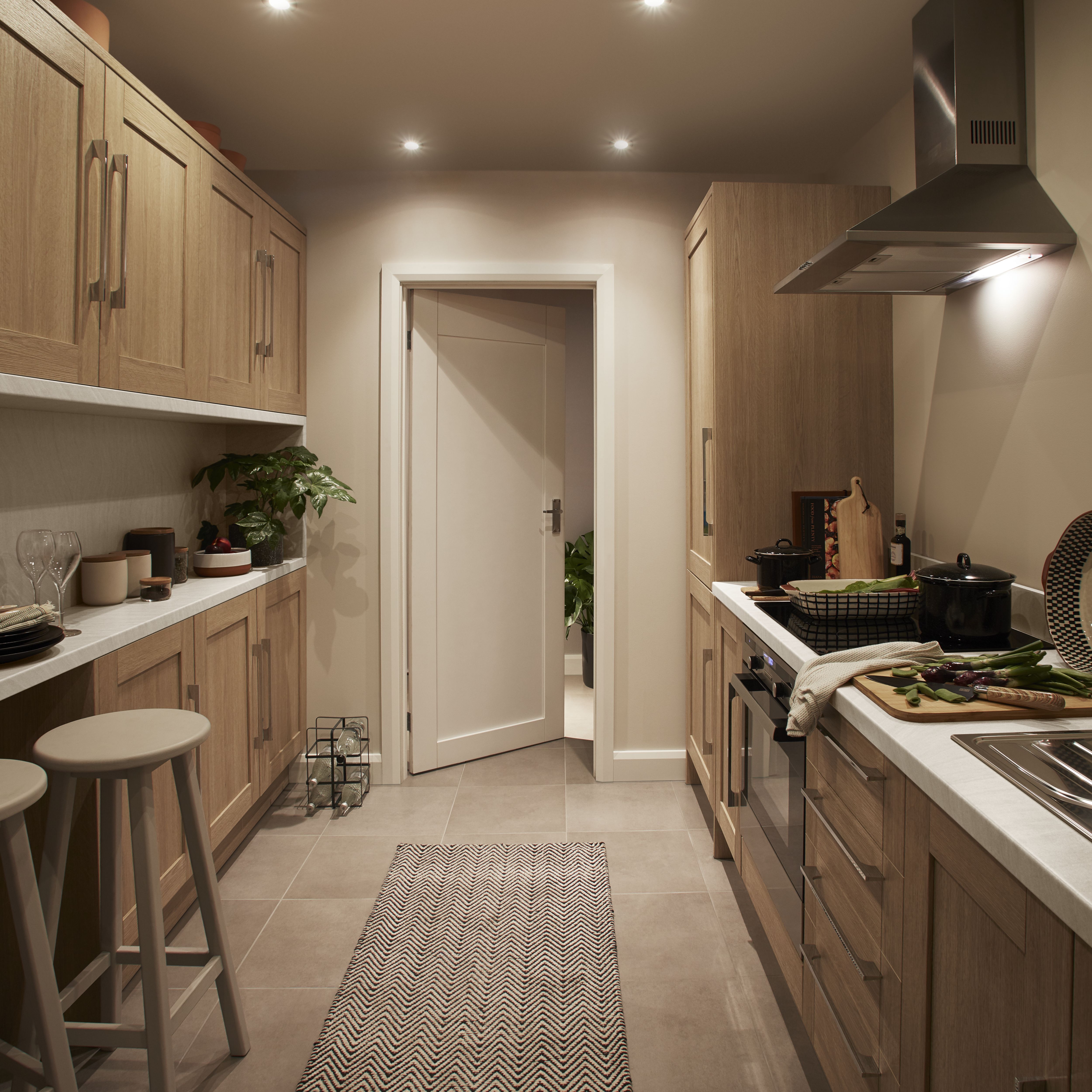 GoodHome Alpinia Oak effect shaker Standard Base Clad on end panel (H)900mm (W)610mm
