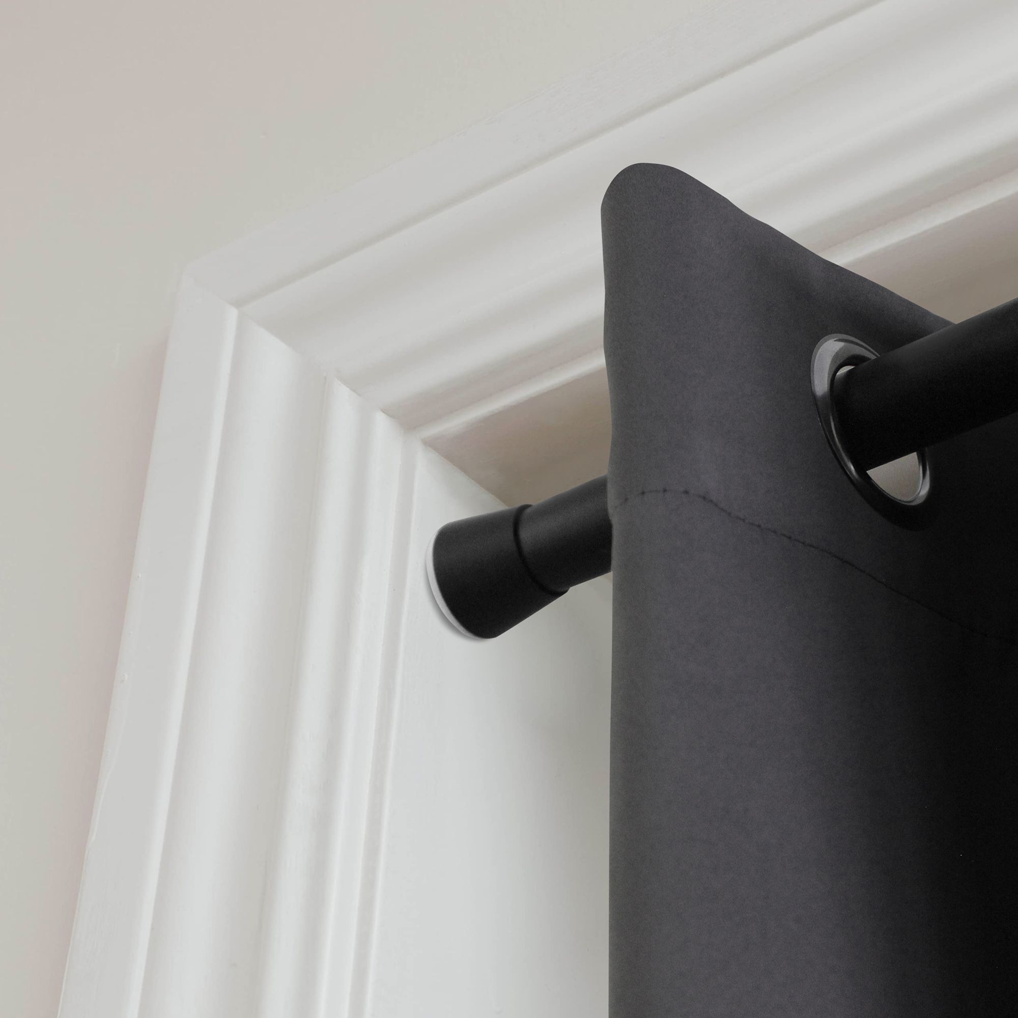GoodHome Araxos Matt Black Extendable Single curtain pole set, (L)900mm-1200mm (Dia)28mm