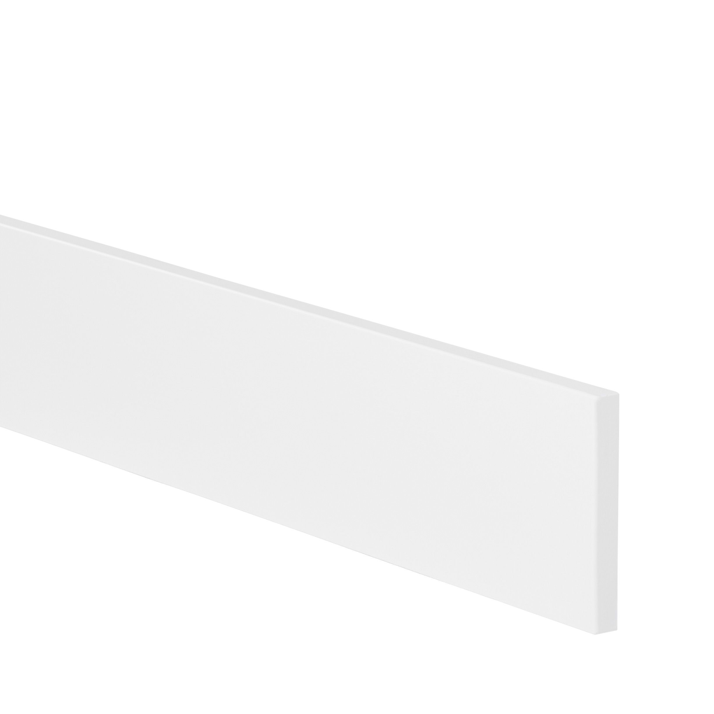 https://kingfisher.scene7.com/is/image/Kingfisher/goodhome-artemisia-white-square-edge-plinth-l-2400mm~3663602641650_36c_bq?$MOB_PREV$&$width=618&$height=618