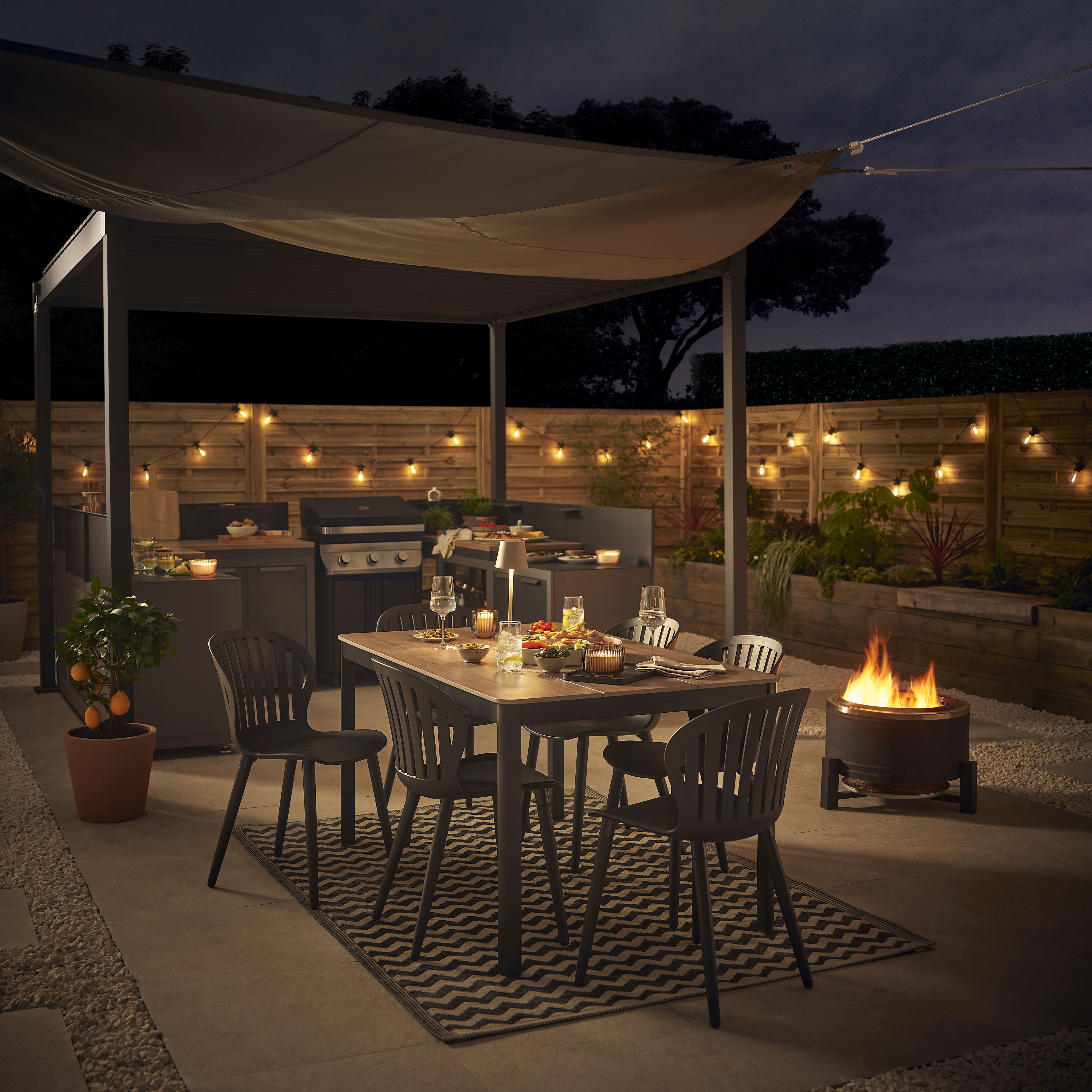 GoodHome Black Plastic Bucket chair