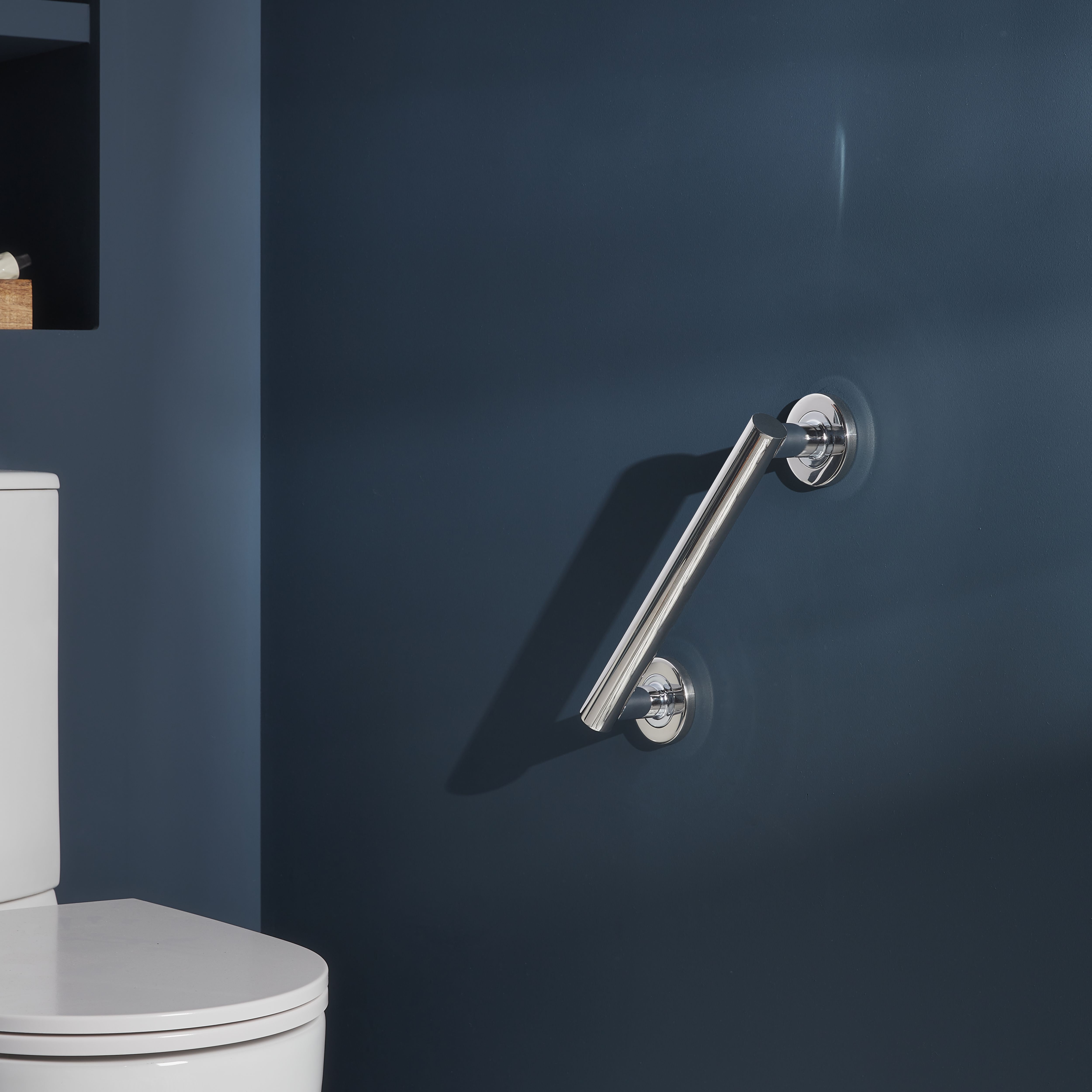GoodHome Cavally White Close-coupled Comfort height Toilet set with Soft close seat & Exposed cistern