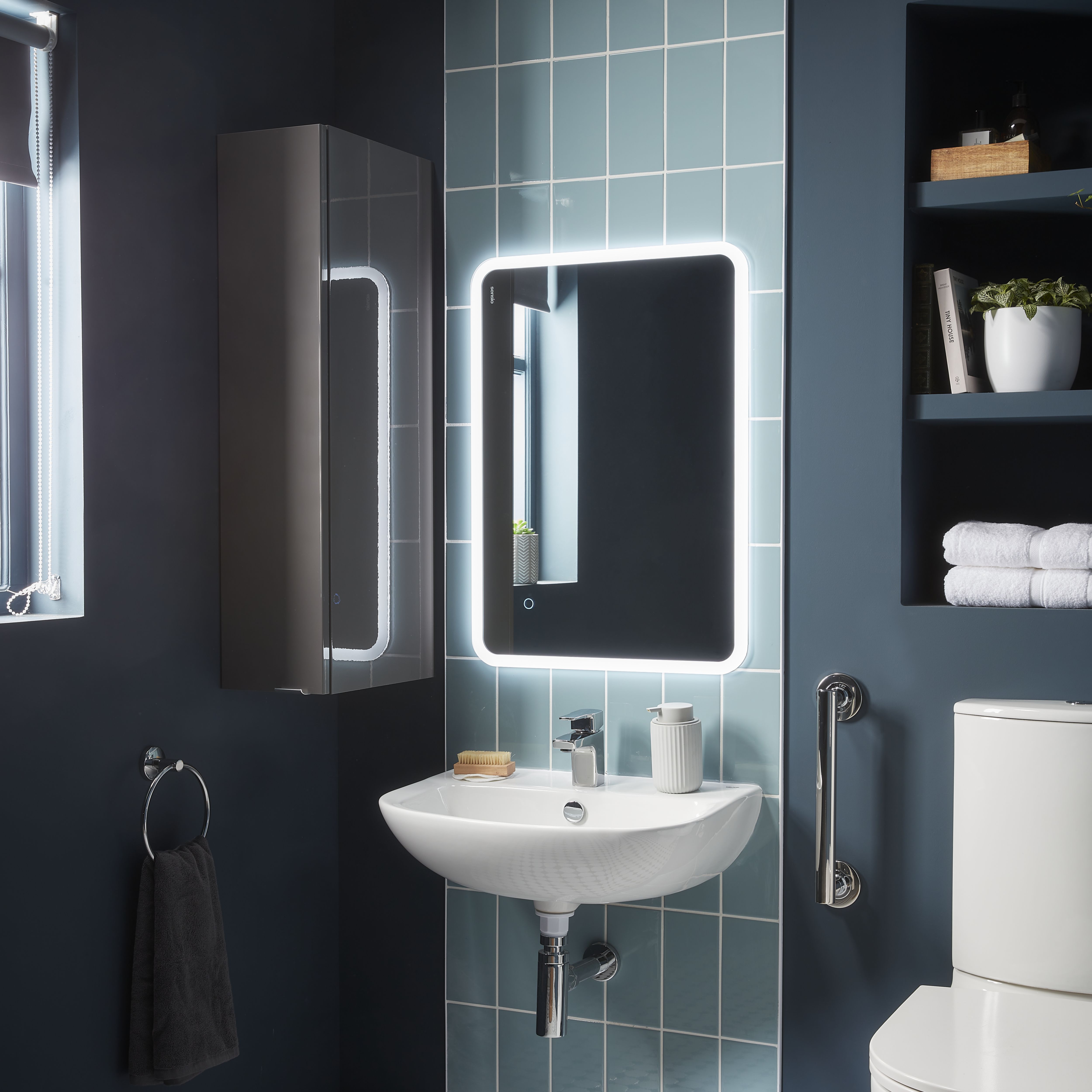 GoodHome Cavally White Close-coupled Comfort height Toilet set with Soft close seat & Exposed cistern