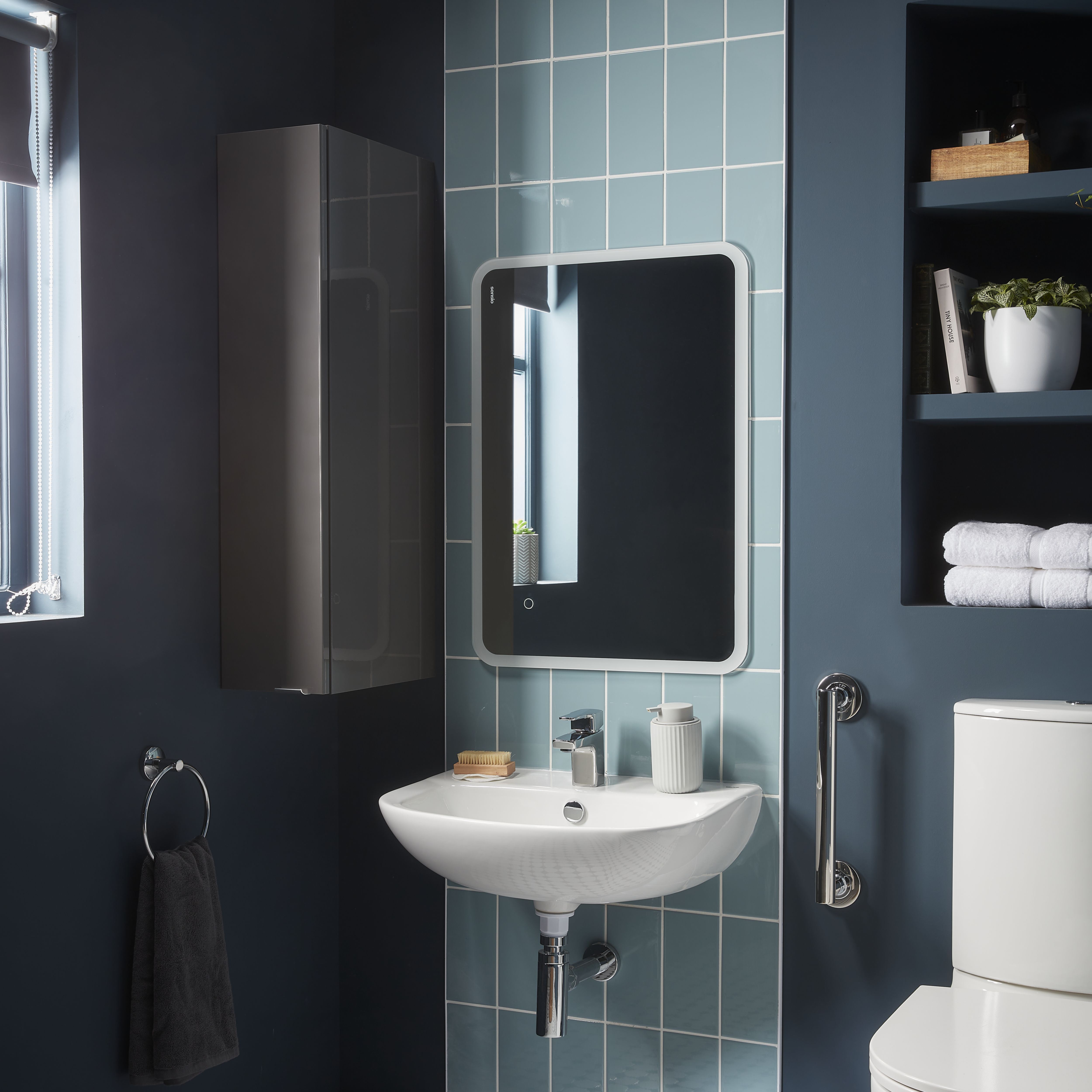 GoodHome Cavally White Close-coupled Comfort height Toilet set with Soft close seat & Exposed cistern