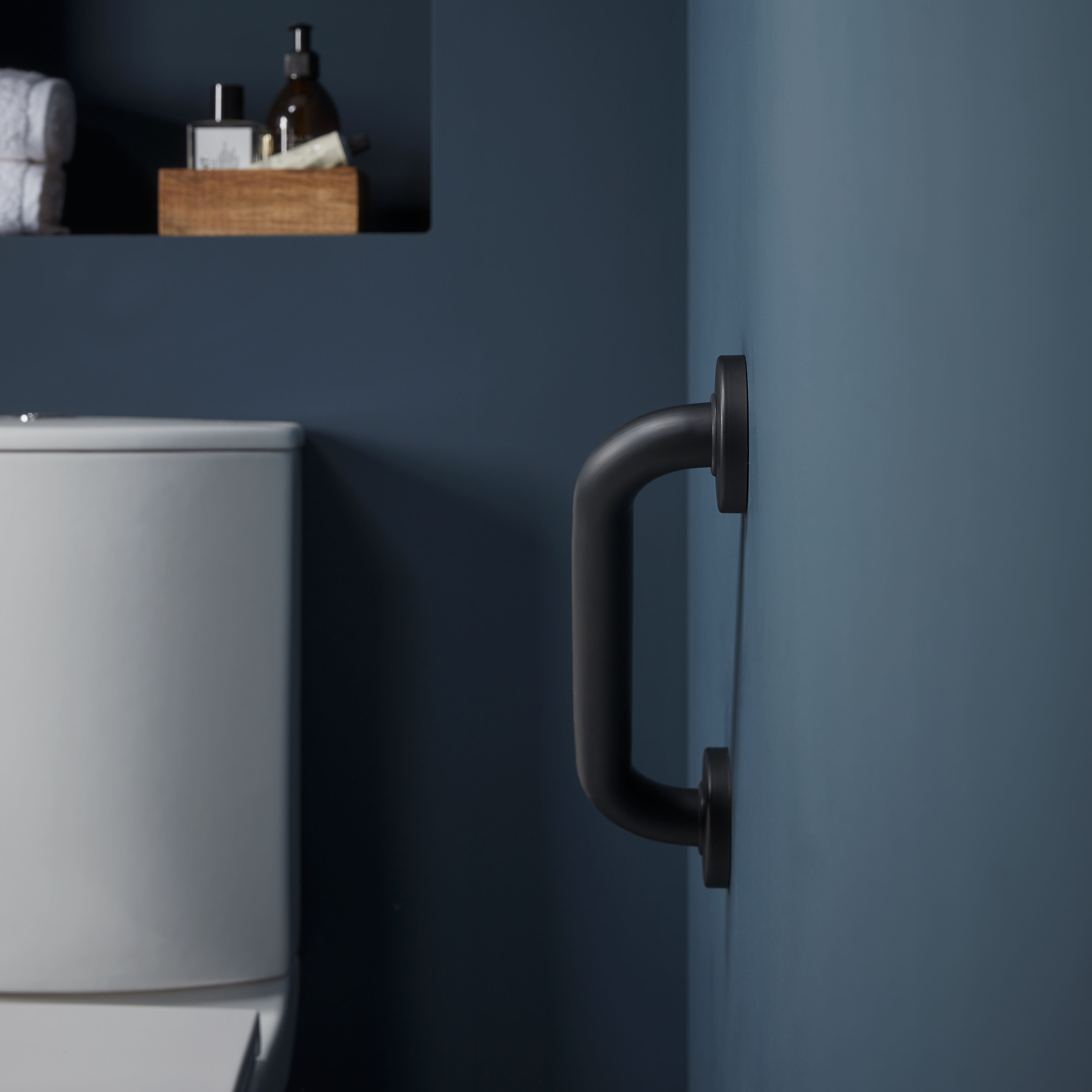 GoodHome Cavally White Close-coupled Comfort height Toilet set with Soft close seat & Exposed cistern