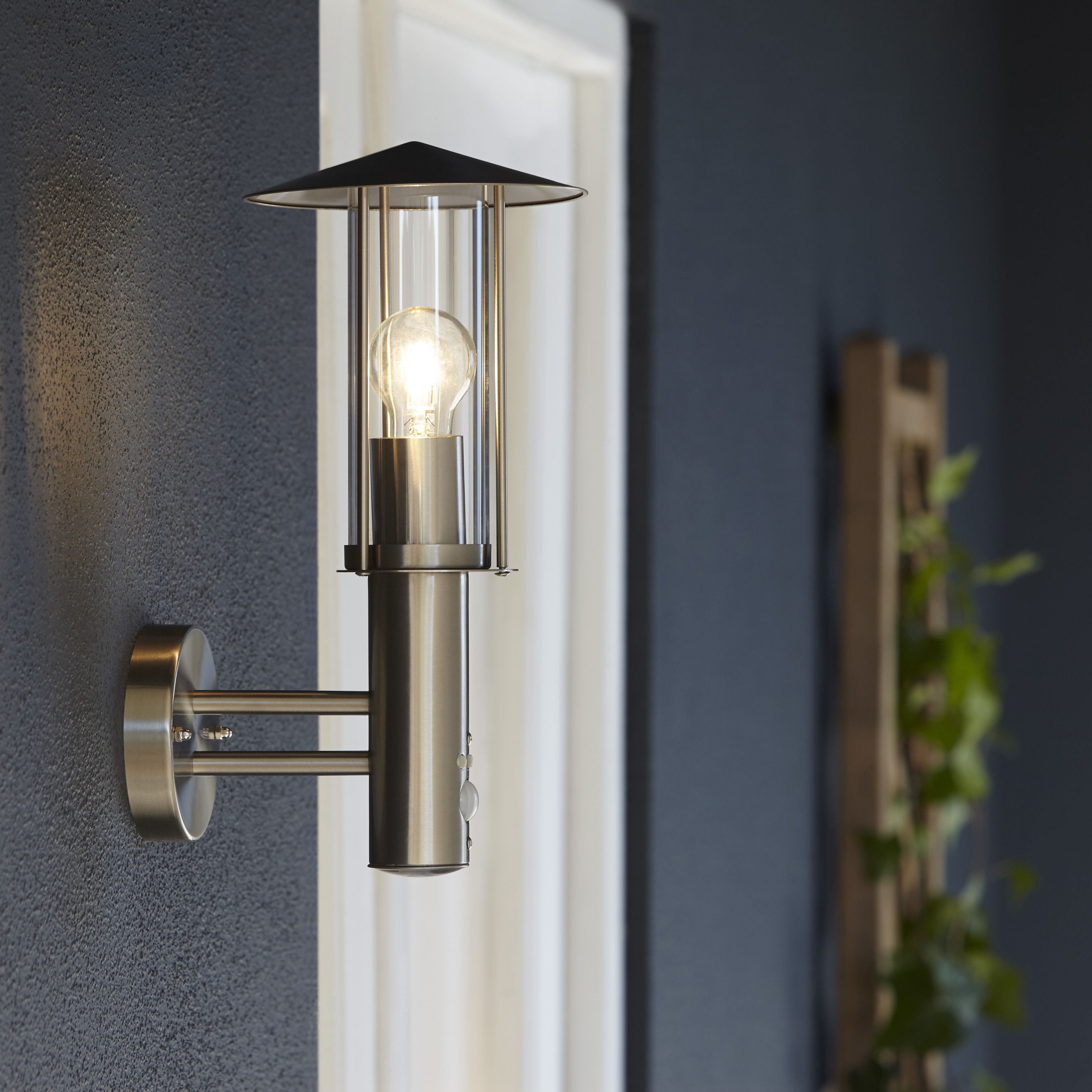 GoodHome Chignik Fixed Stainless steel PIR Motion sensor Outdoor Wall light 60W