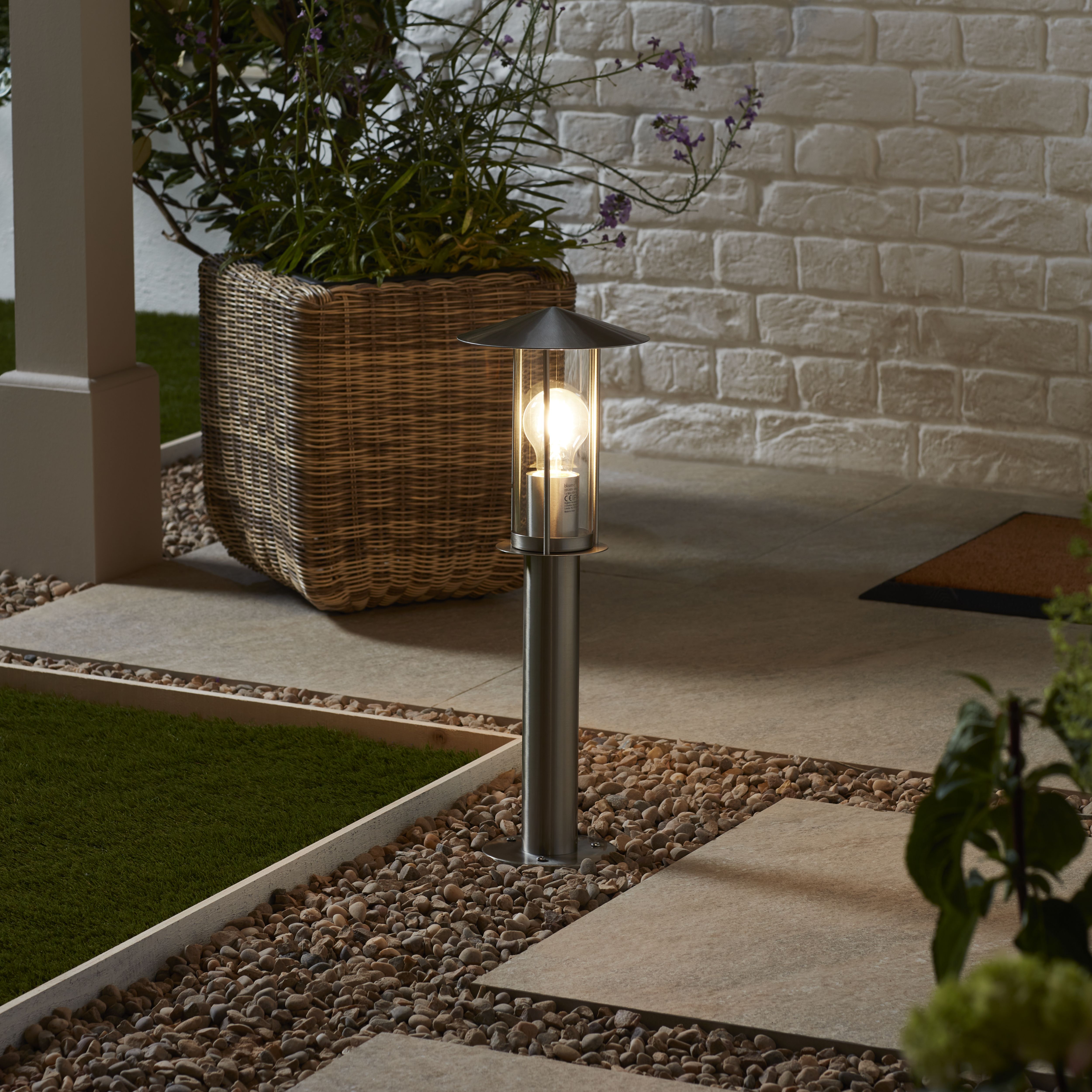 Mains powered deals garden lamp post